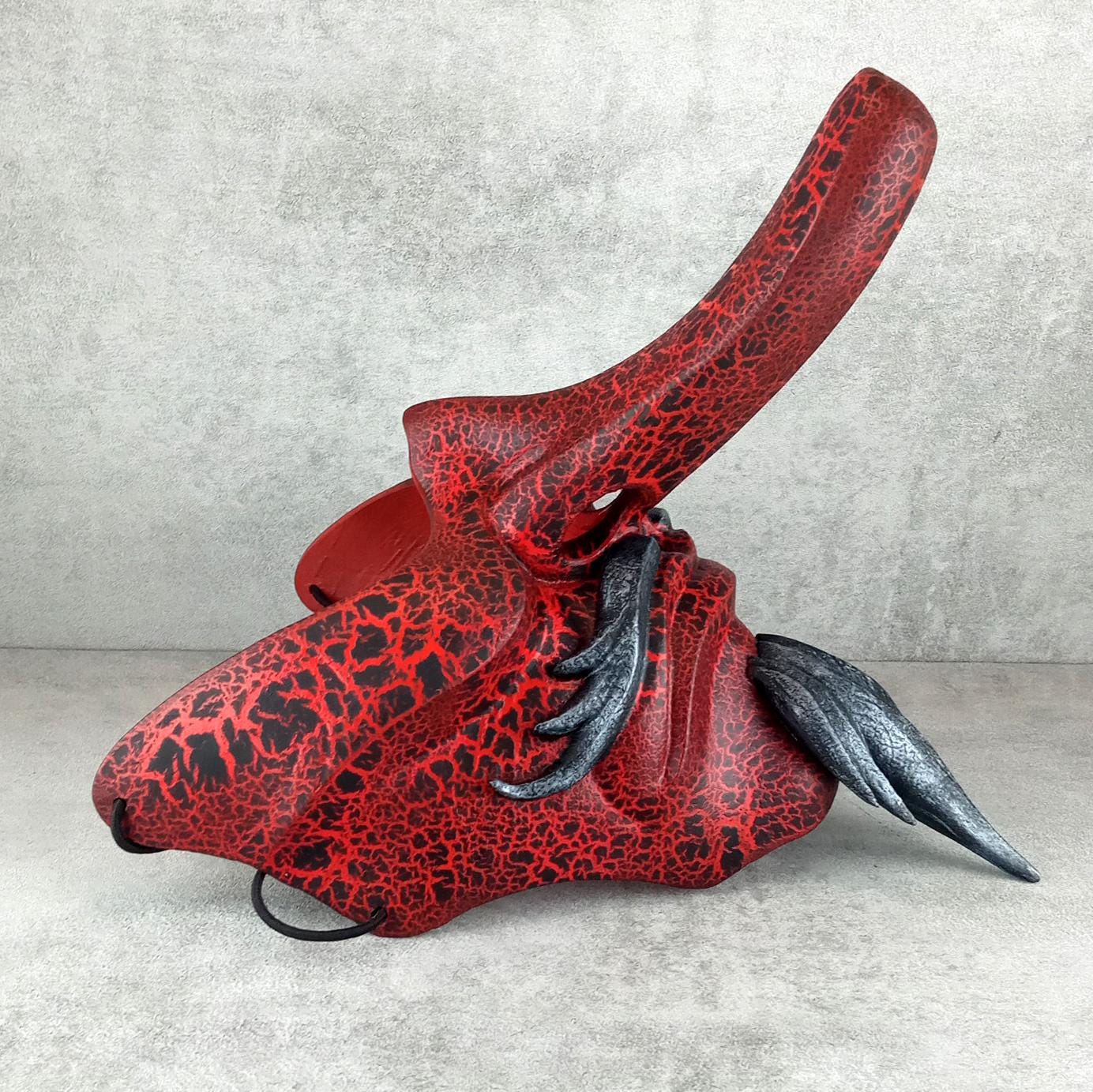 Traditionelle japanische Tengu-Halbmaske – Rot mit Rissen, silbernem Bart und Schnurrbart
