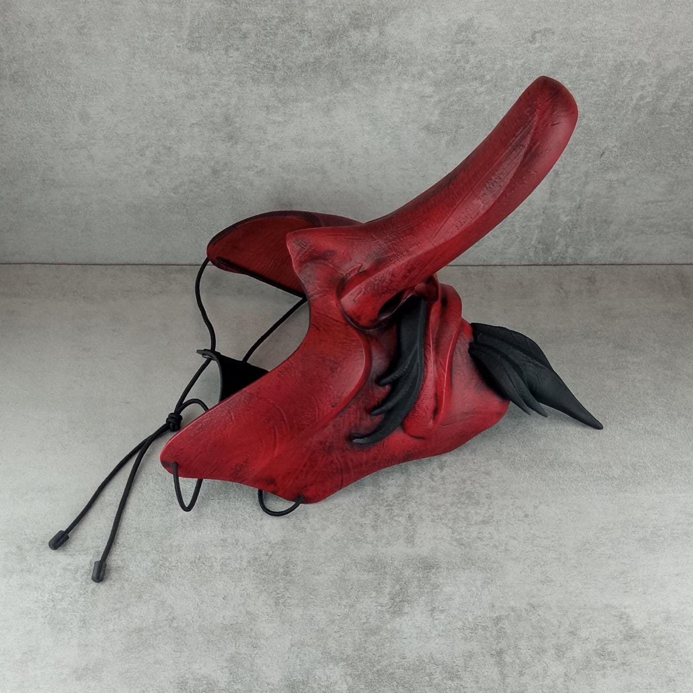 Traditionelle japanische tragbare Tengu-Halbmaske – Rot mit schwarzem Bart und Schnurrbart