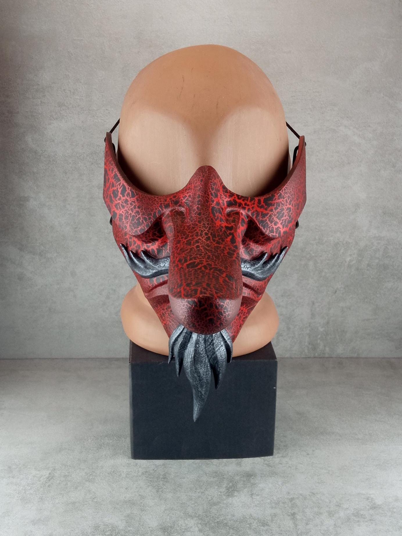Traditionelle japanische Tengu-Halbmaske – Rot mit Rissen, silbernem Bart und Schnurrbart