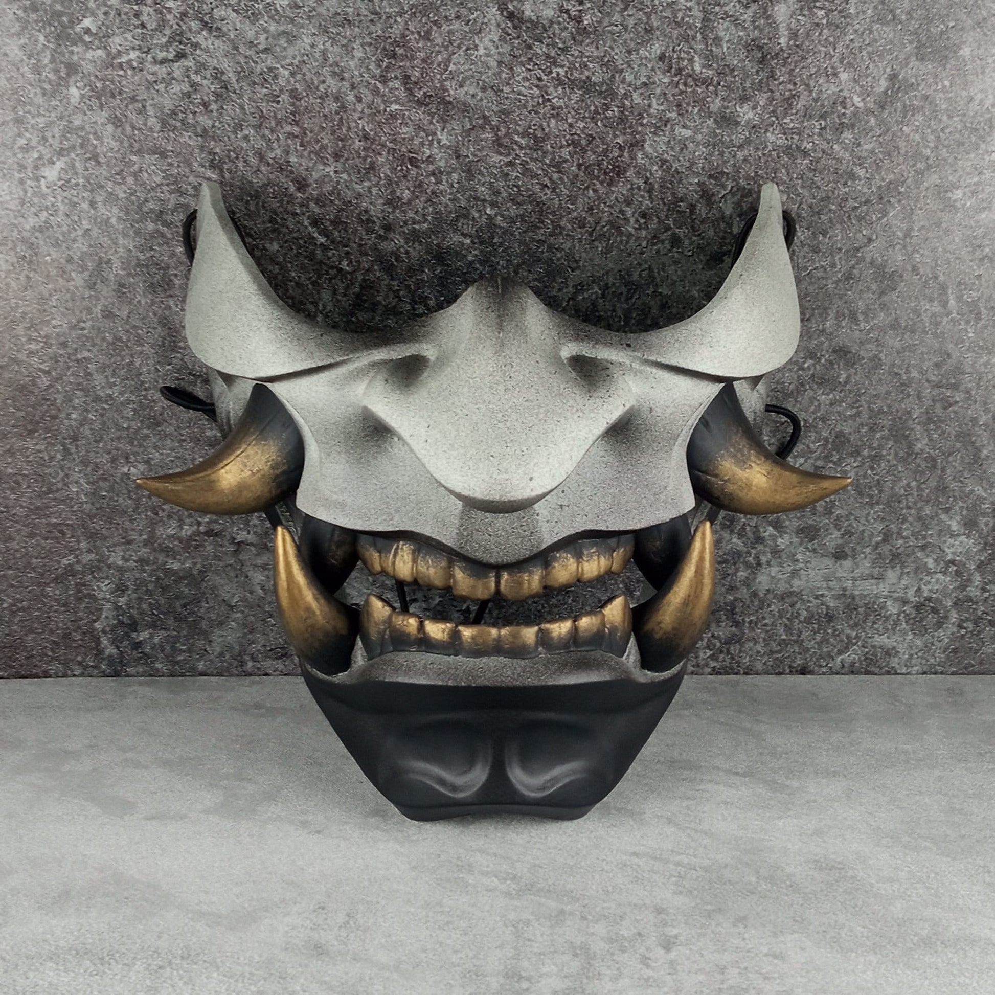Samurai-Halbmaske – Grau mit schwarzem Kinn und bronzenen Reißzähnen