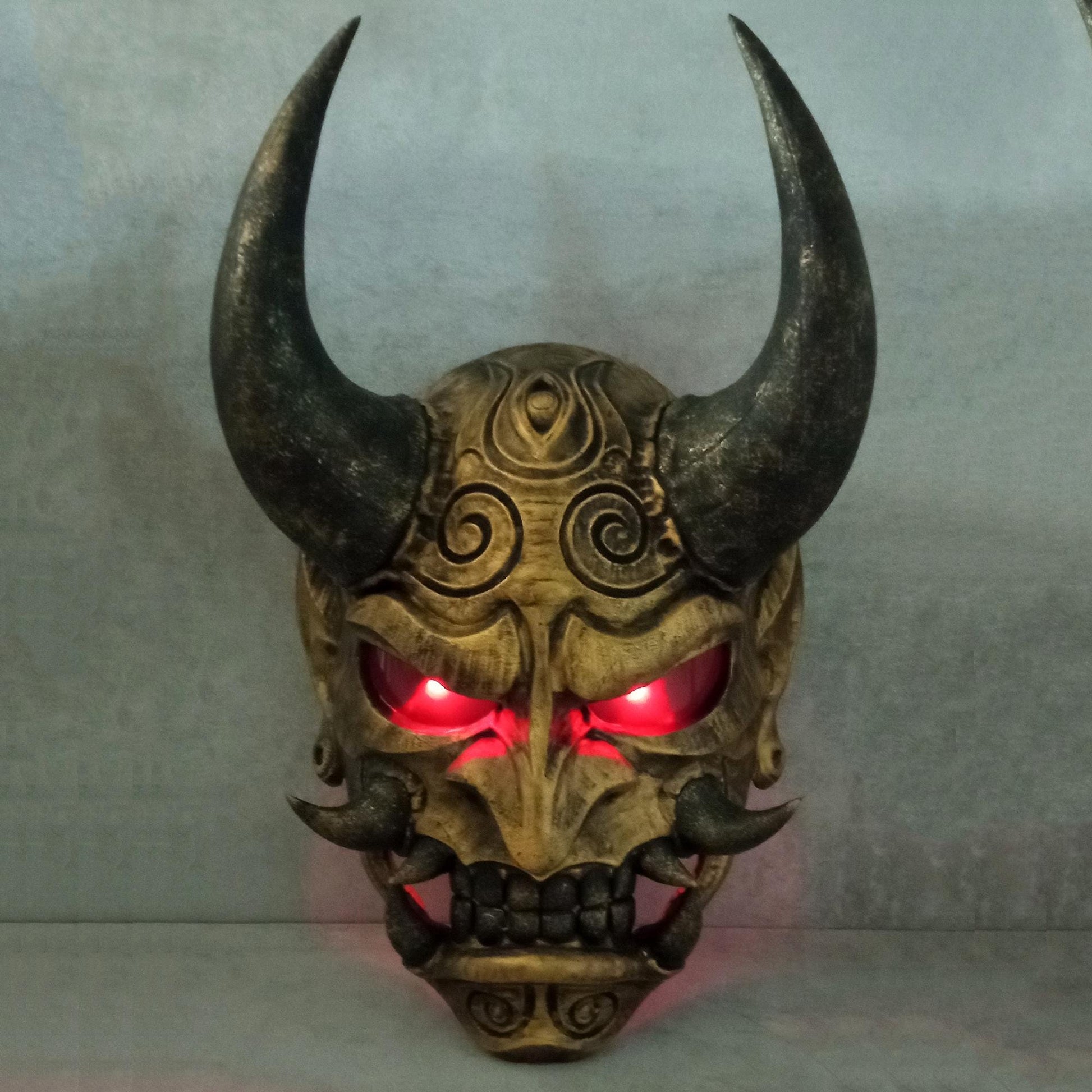 Japanische Oni-Maske mit Lichtern tragbar, Goldene Maske Hannya, Maske mit Samurai-Tanto-Dolch, Dämonenmaske, Wanddekoration, Oni-Maske mit Seil