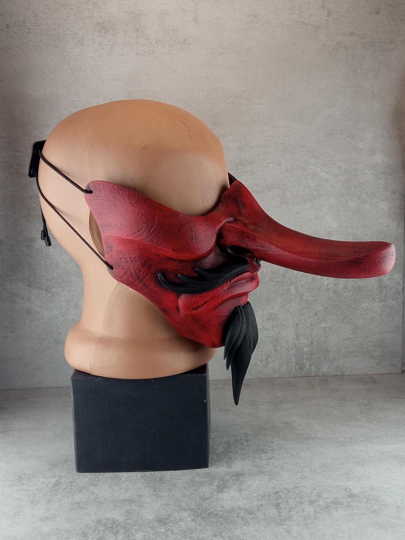 Traditionelle japanische tragbare Tengu-Halbmaske – Rot mit schwarzem Bart und Schnurrbart