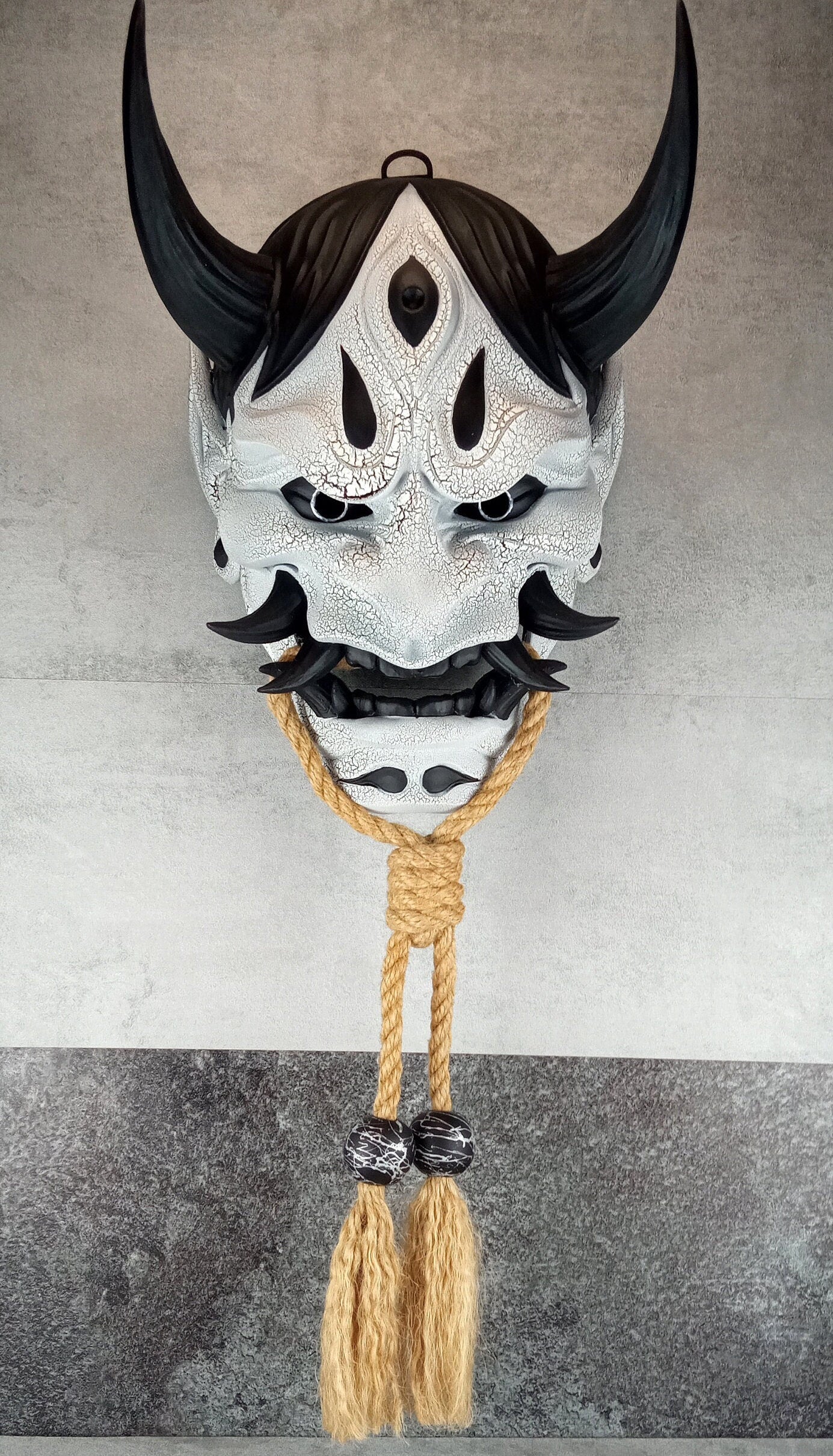 Schwarz-weiße Maske mit Rissen, Traditionelle japanische Hannya-Maske, Samurai-Maske, Tragbare Maske, Dämonenmaske, Oni-Maske, Wanddekoration, Oni-Maske mit Seil