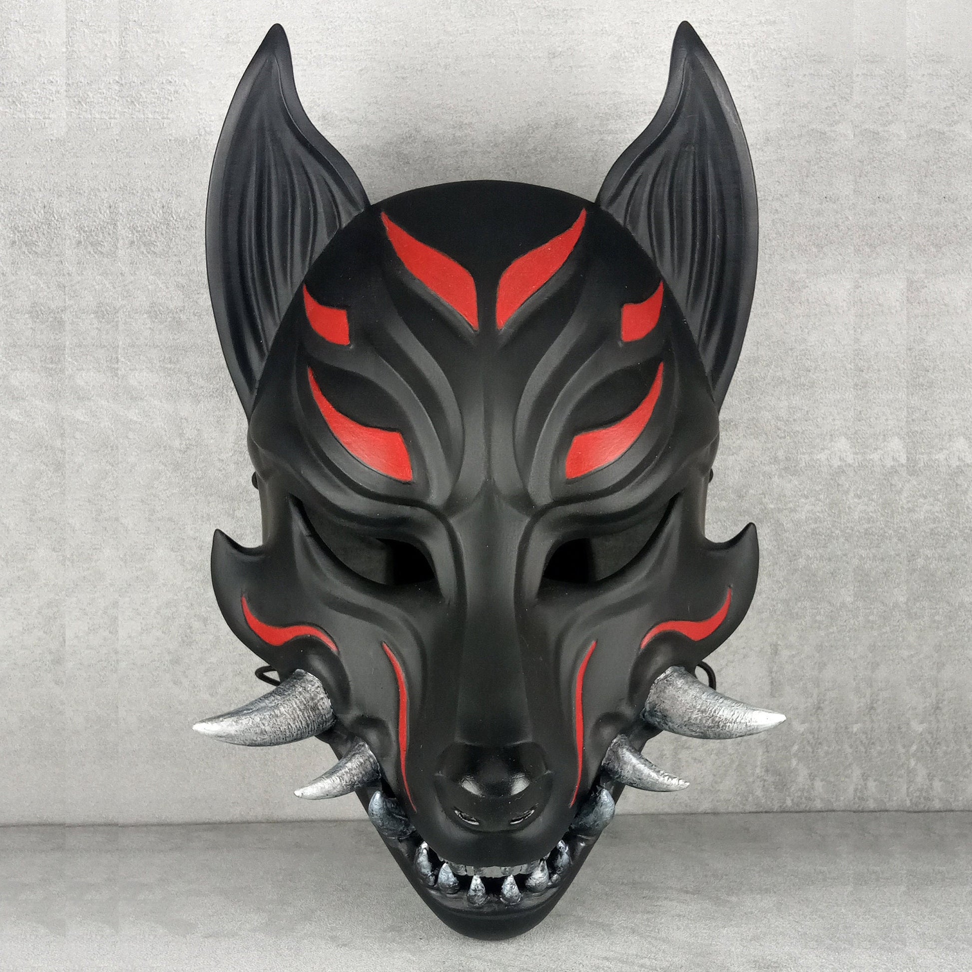 Traditionelle japanische Kitsune (Okami) tragbare Maske – Schwarz mit rotem Design
