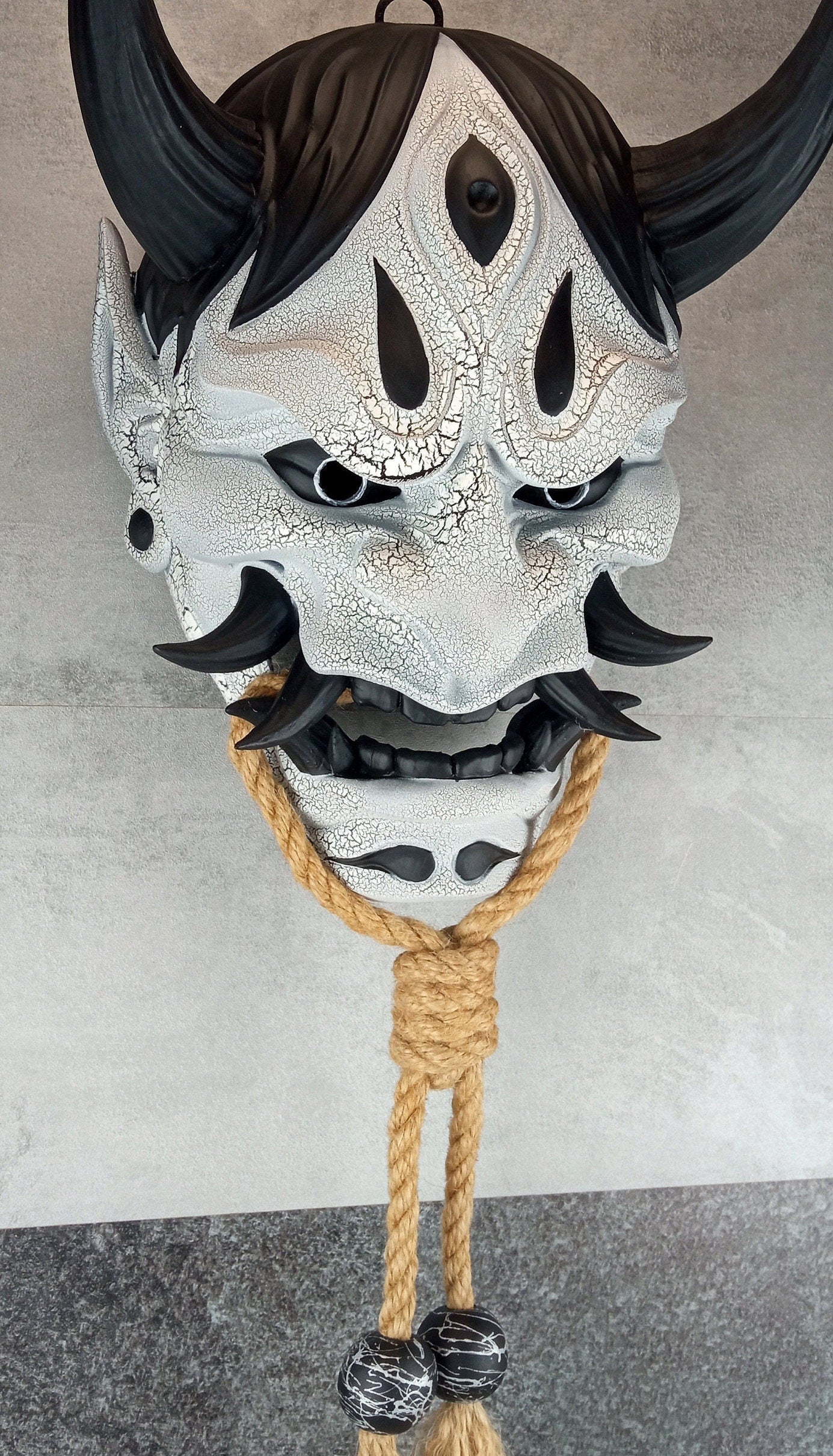 Schwarz-weiße Maske mit Rissen, Traditionelle japanische Hannya-Maske, Samurai-Maske, Tragbare Maske, Dämonenmaske, Oni-Maske, Wanddekoration, Oni-Maske mit Seil