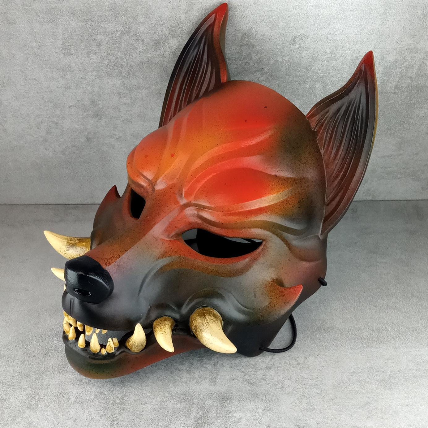 Fuchsgeistmaske – Rostgrauer Kitsune (Okami) mit natürlichen Reißzähnen