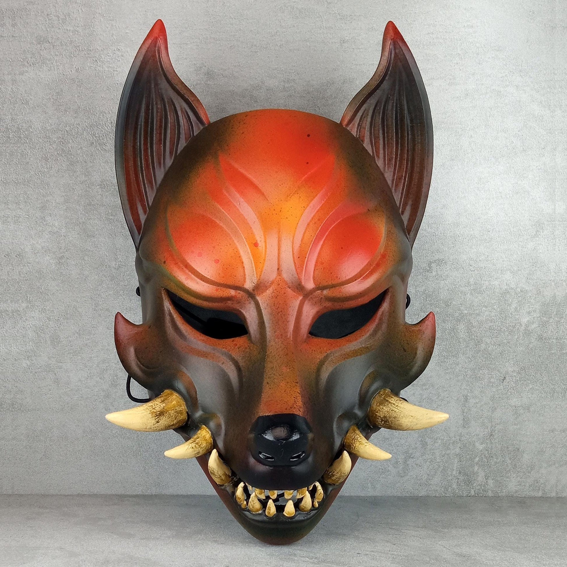 Fuchsgeistmaske – Rostgrauer Kitsune (Okami) mit natürlichen Reißzähnen