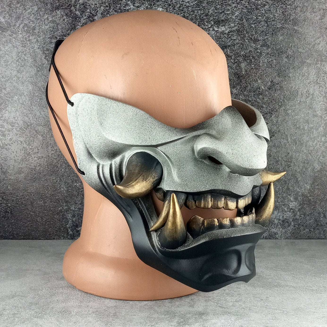 Samurai-Halbmaske – Grau mit schwarzem Kinn und bronzenen Reißzähnen