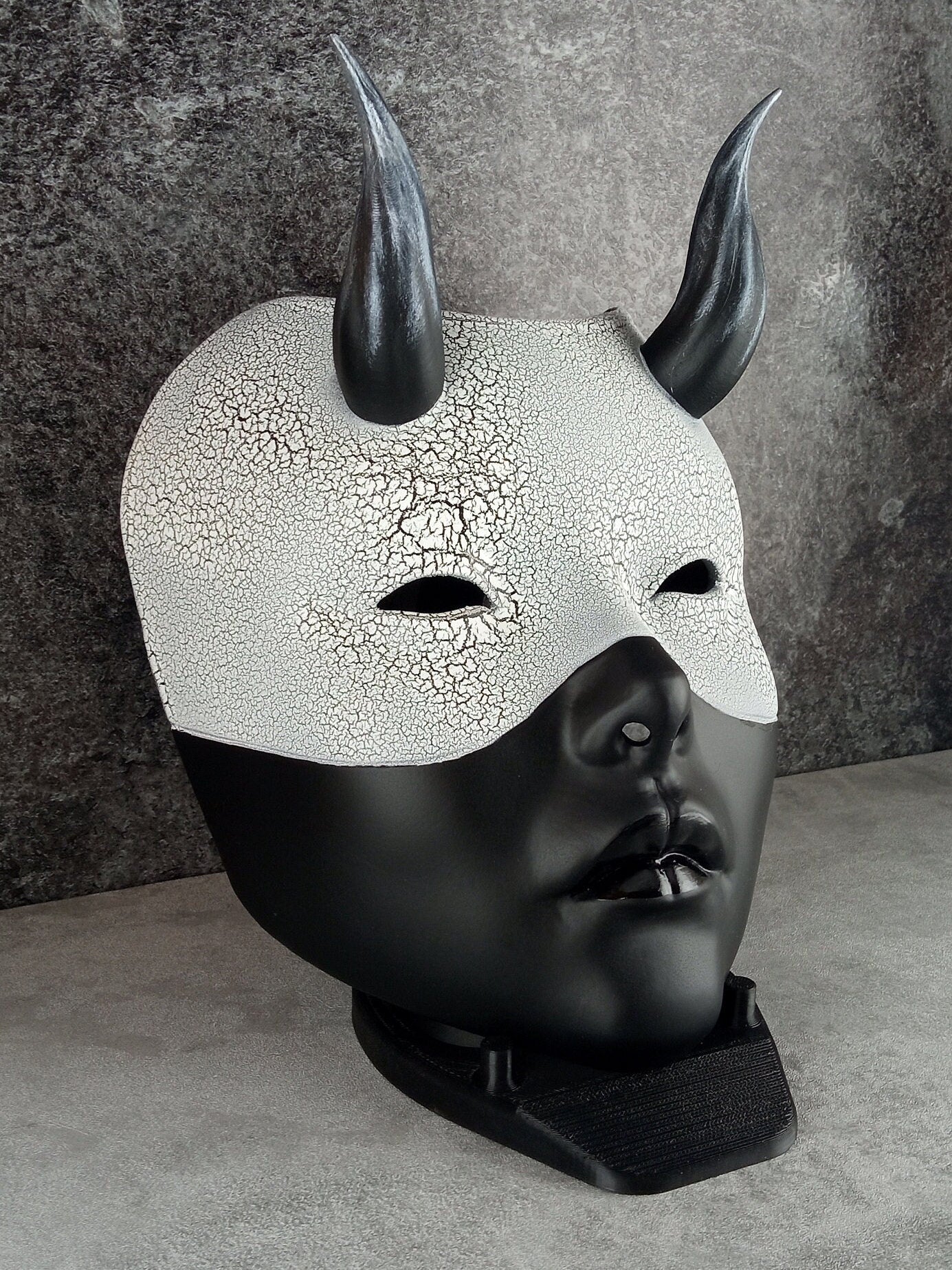 Geisha-Maske, Frauenmaske mit Hörnern, Hexenmaske, japanische Frauenmaske, schwarze Maske