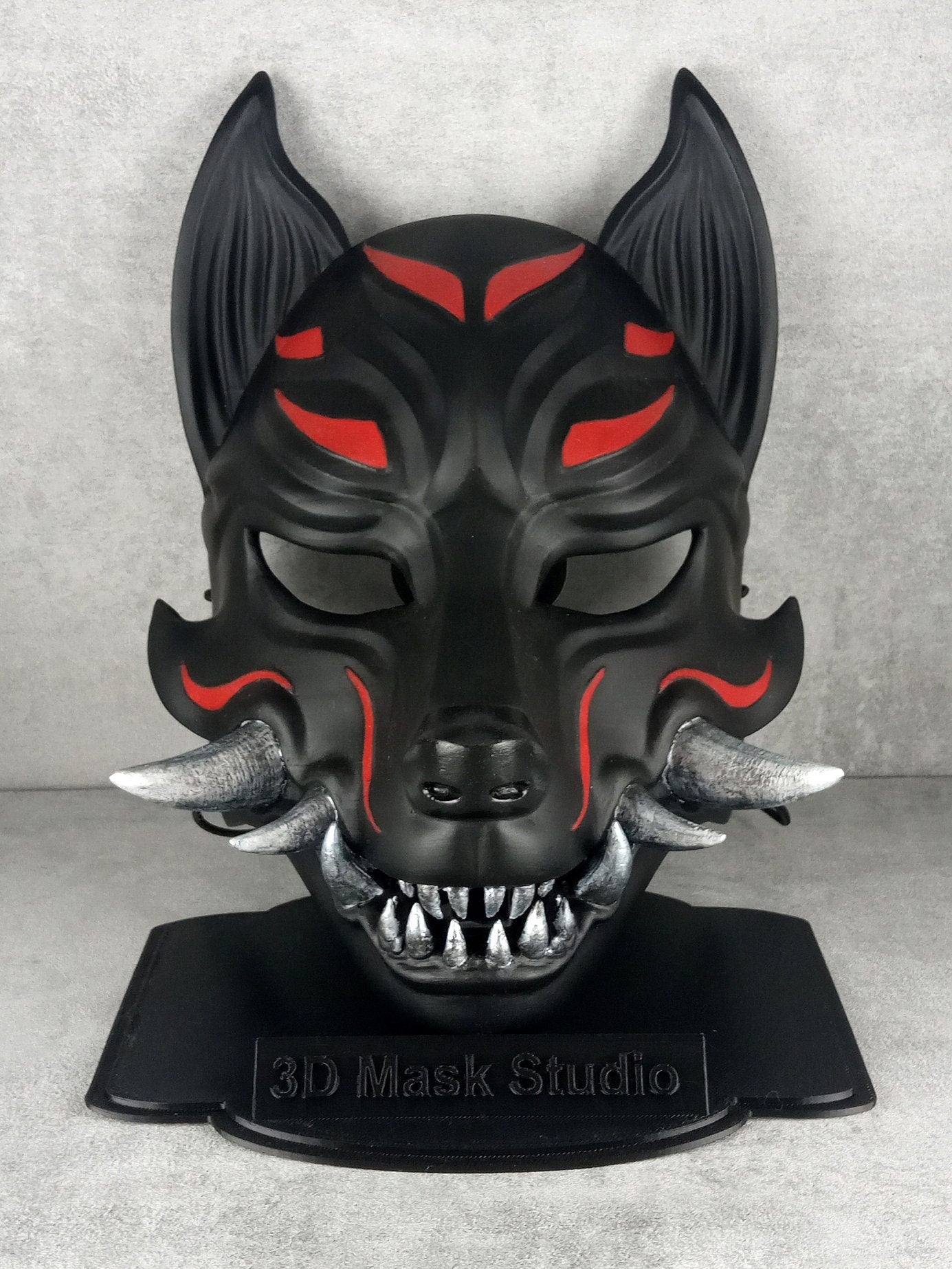 Traditionelle japanische Kitsune (Okami) tragbare Maske – Schwarz mit rotem Design