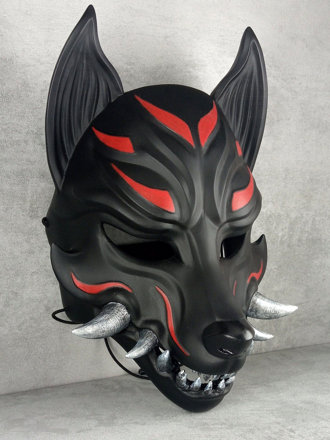 Traditionelle japanische Kitsune (Okami) tragbare Maske – Schwarz mit rotem Design