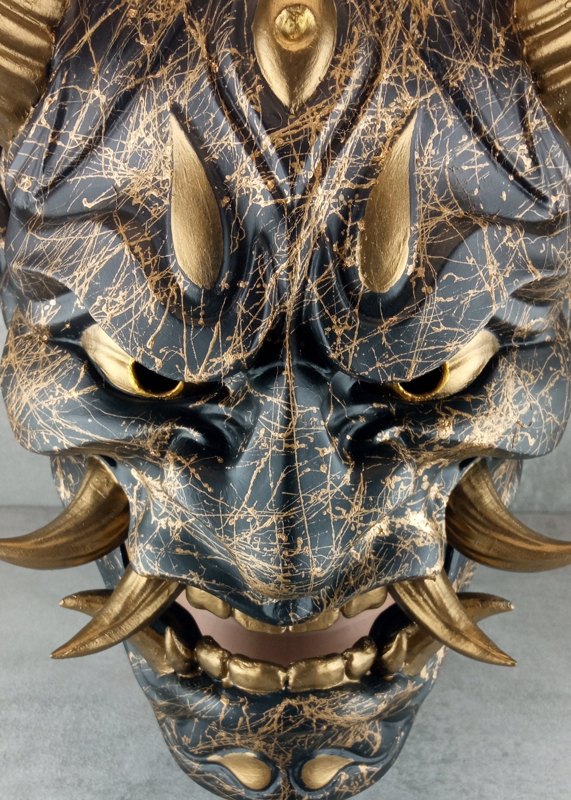 Goldene Marmor-Dämon-Hannya-Maske