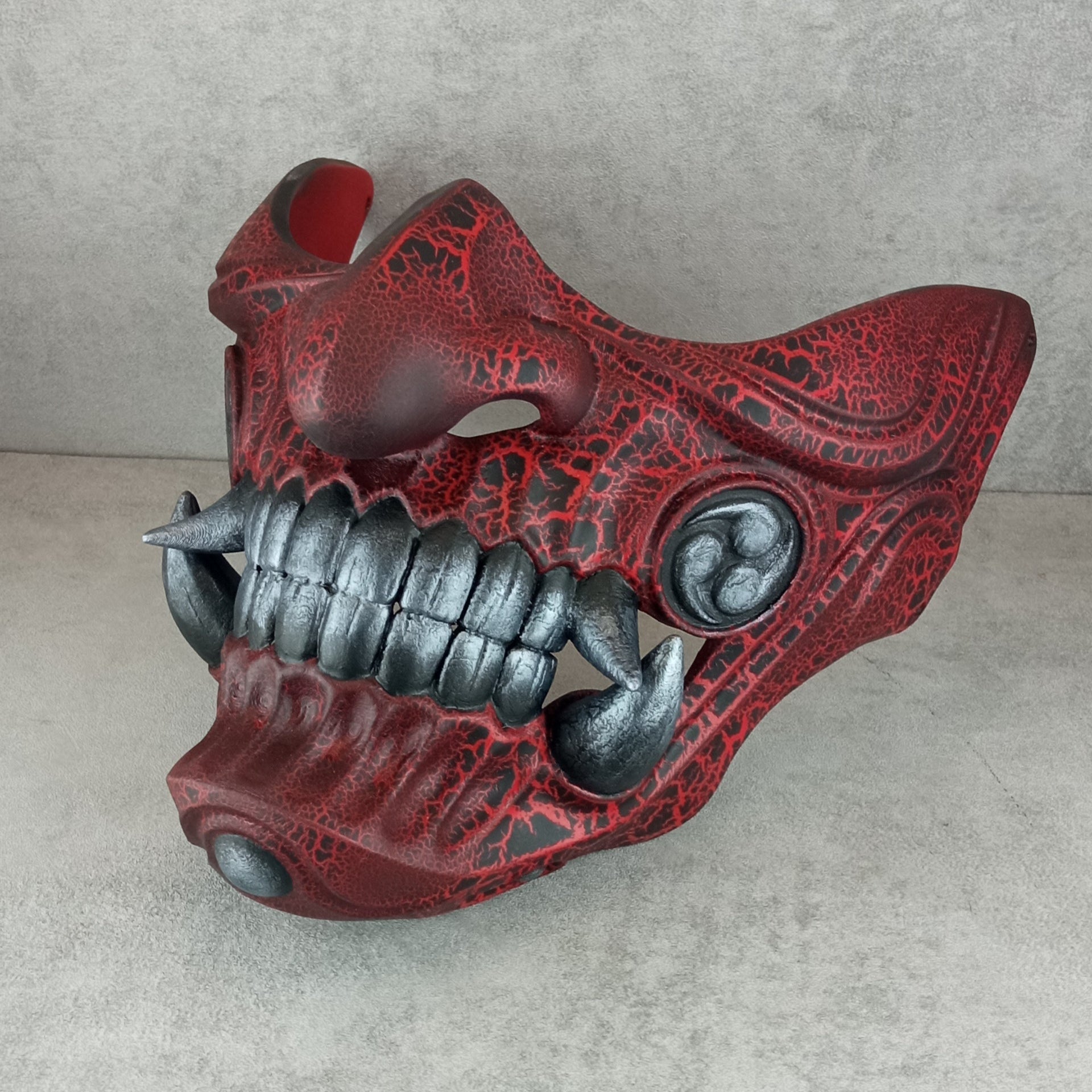 Rote geknackte Samurai-Maske mit silbernen Reißzähnen, tragbare Samurai-Halbmaske, Mampo-Maske