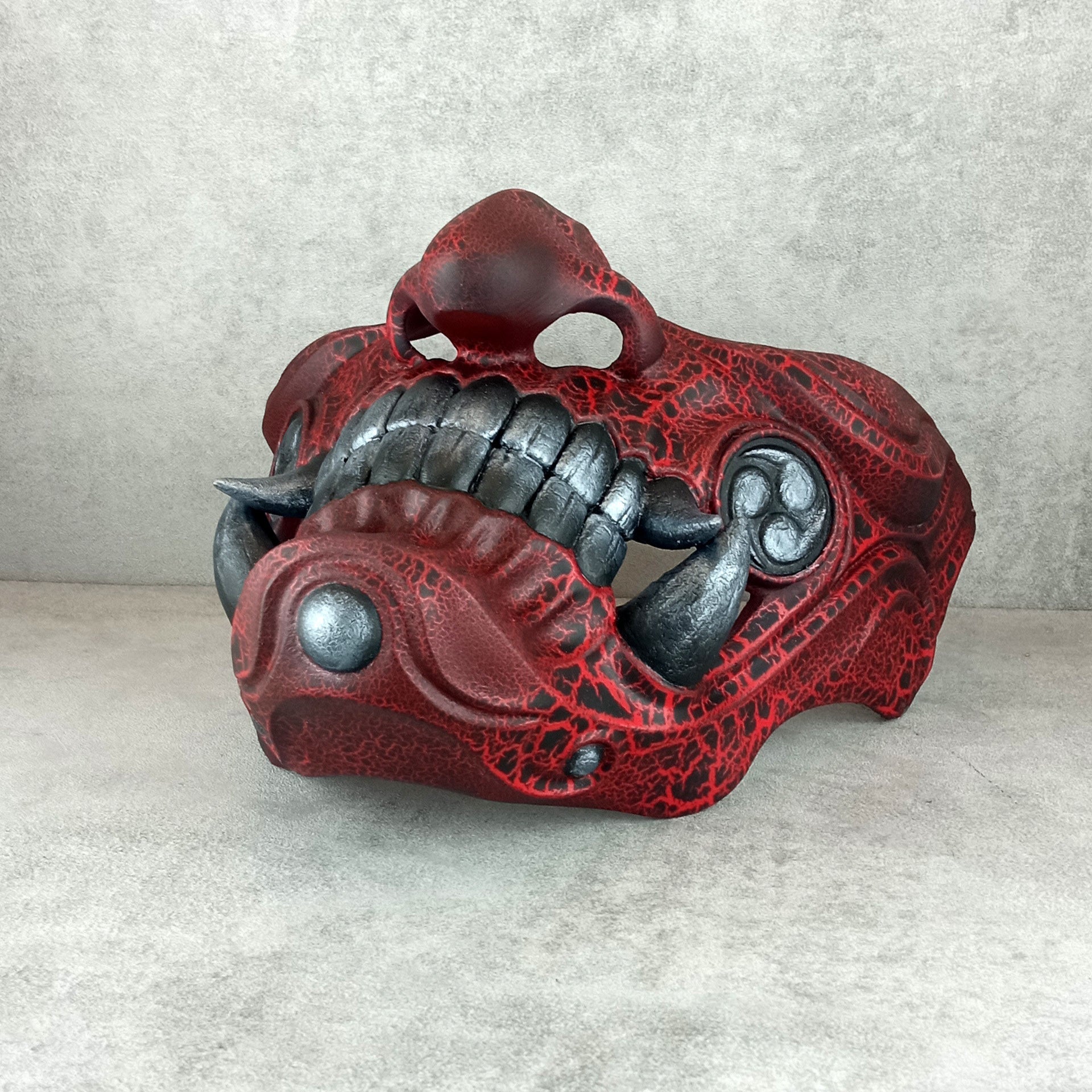 Rote geknackte Samurai-Maske mit silbernen Reißzähnen, tragbare Samurai-Halbmaske, Mampo-Maske