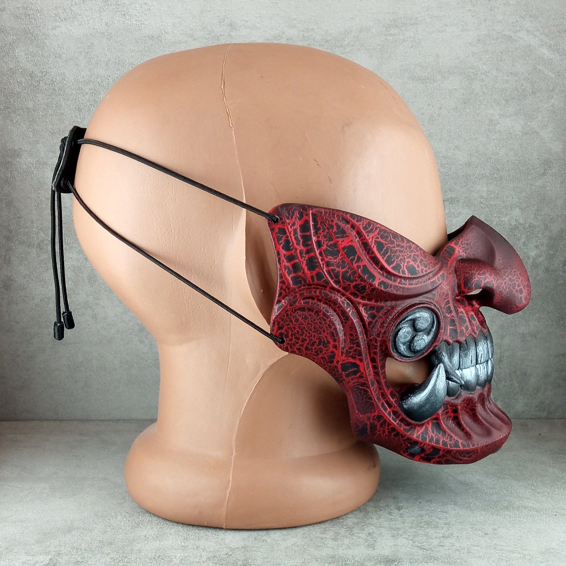 Rote geknackte Samurai-Maske mit silbernen Reißzähnen, tragbare Samurai-Halbmaske, Mampo-Maske