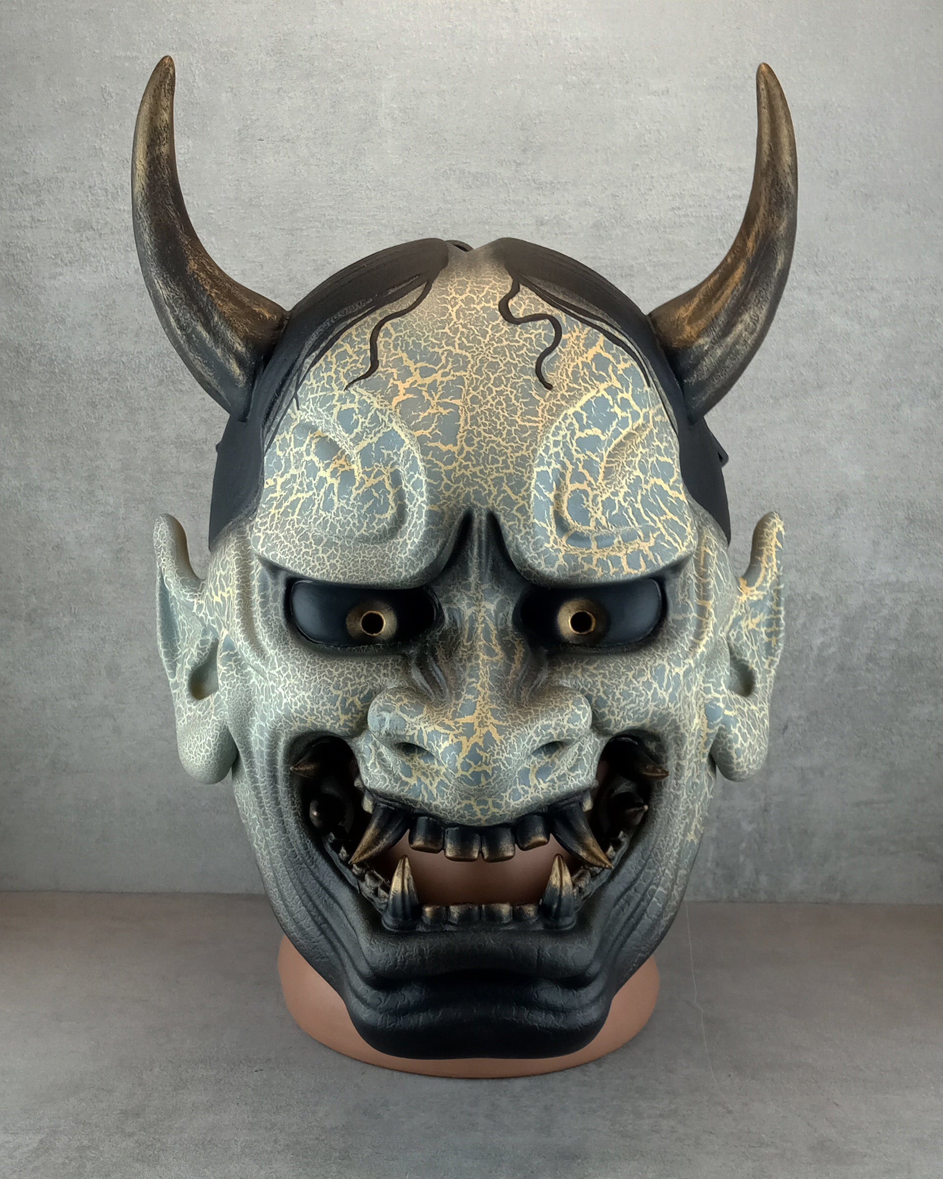 Traditionelle Hannya-Maske mit grauen Rissen