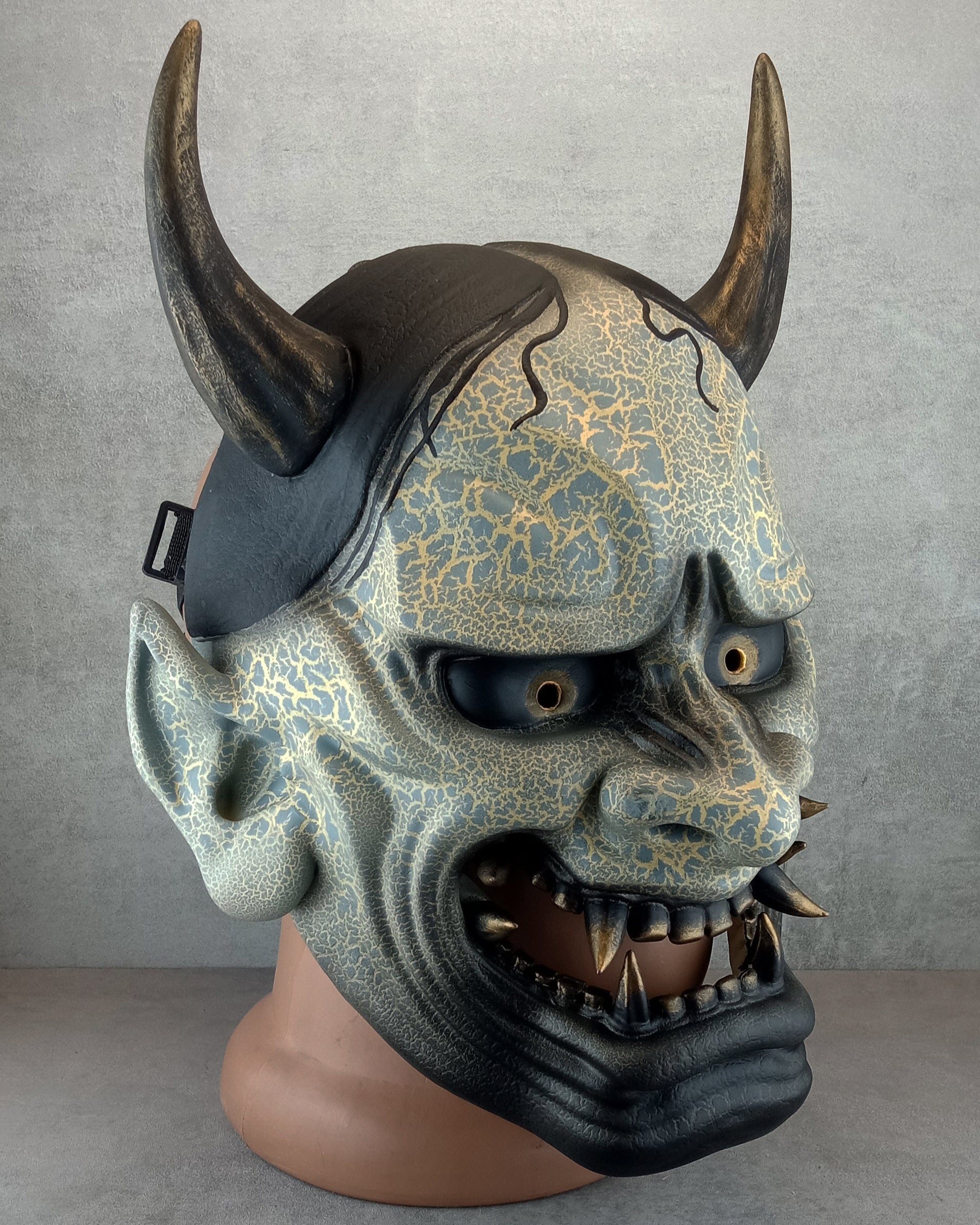 Traditionelle Hannya-Maske mit grauen Rissen