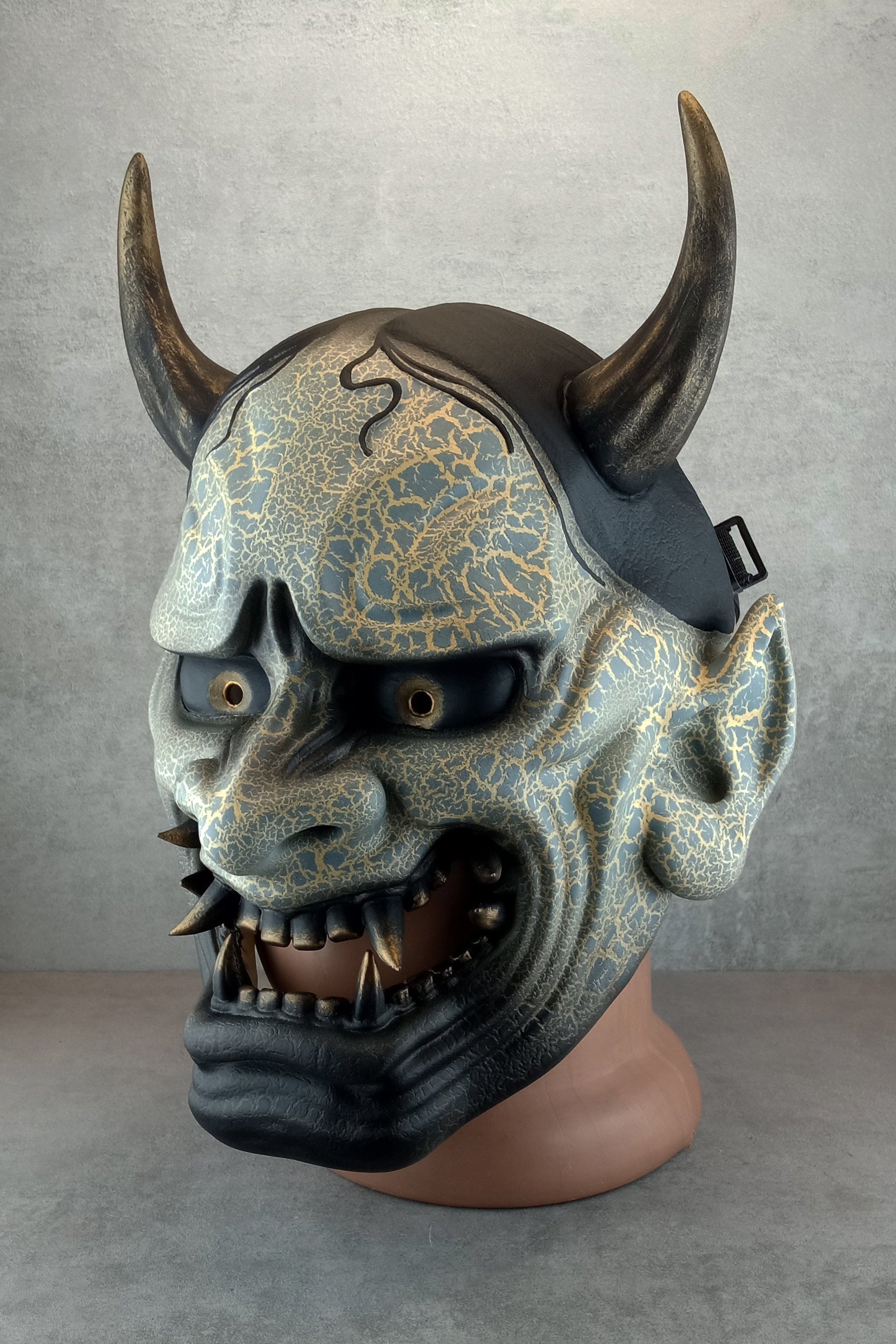 Traditionelle Hannya-Maske mit grauen Rissen