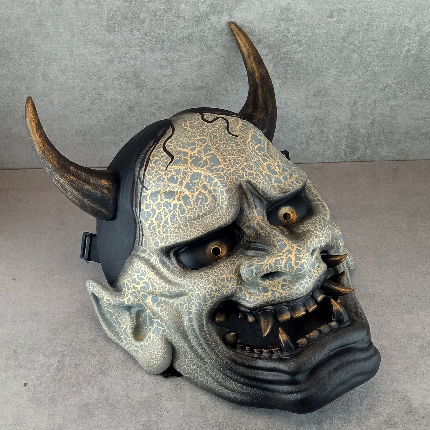 Traditionelle Hannya-Maske mit grauen Rissen