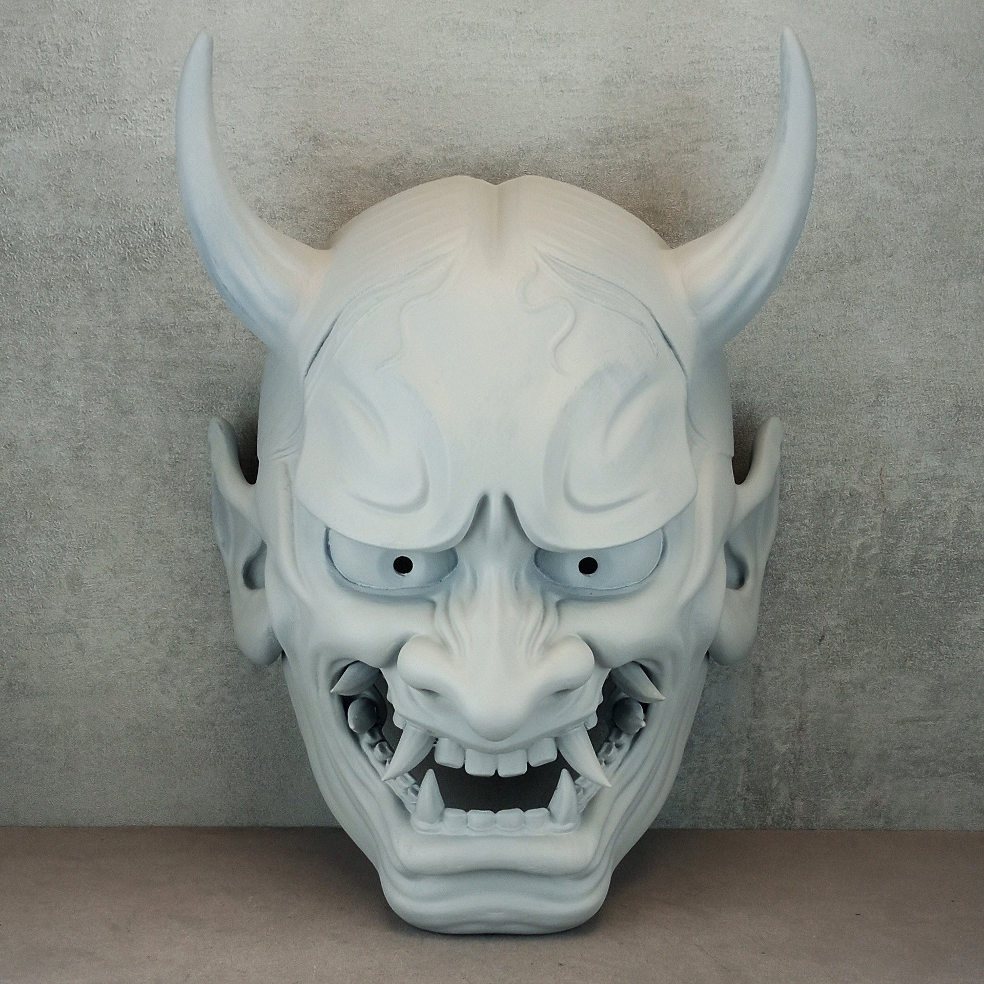 Traditionelle Hannya-Maske mit grauen Rissen