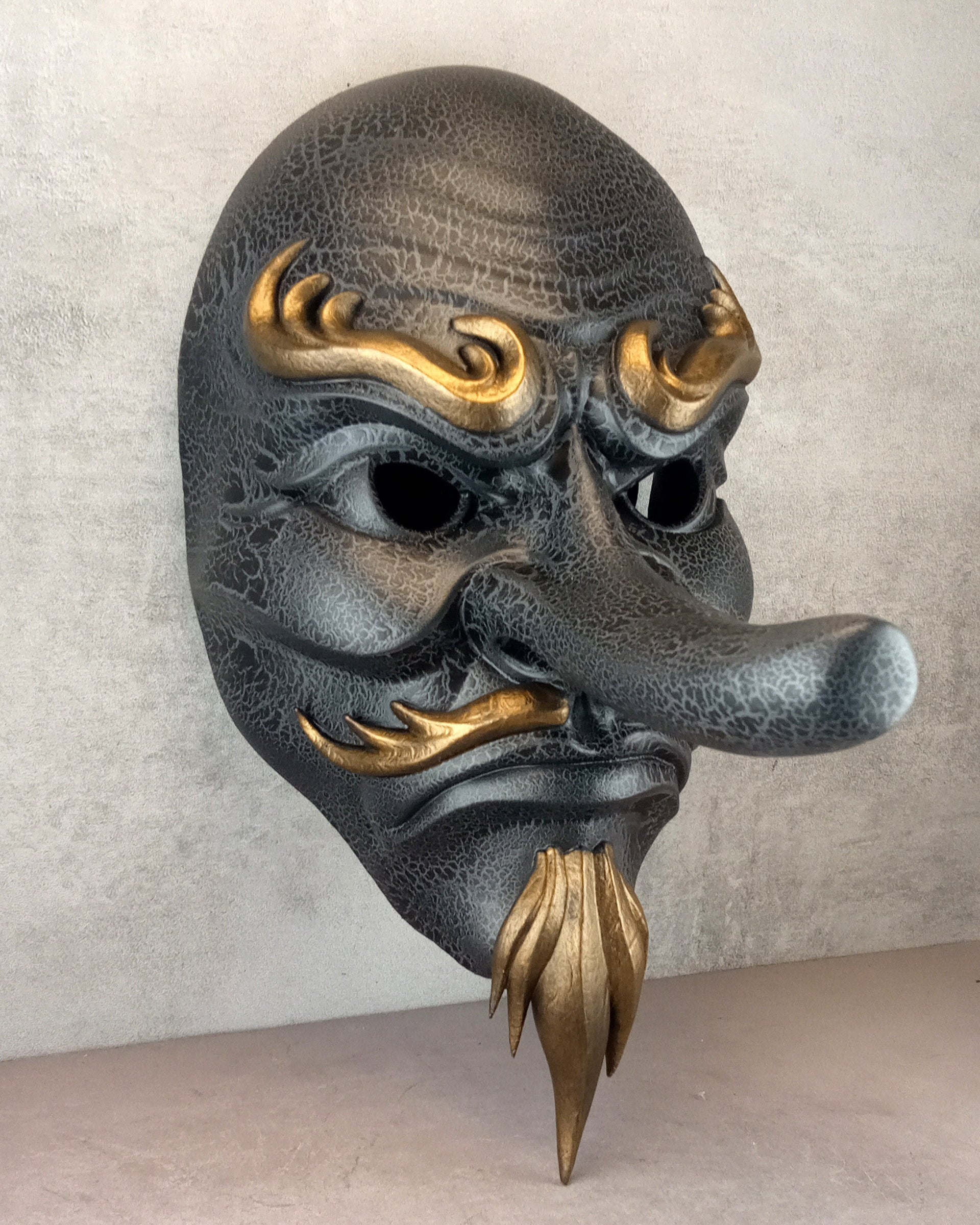 Graue, rissige Tengu-Maske