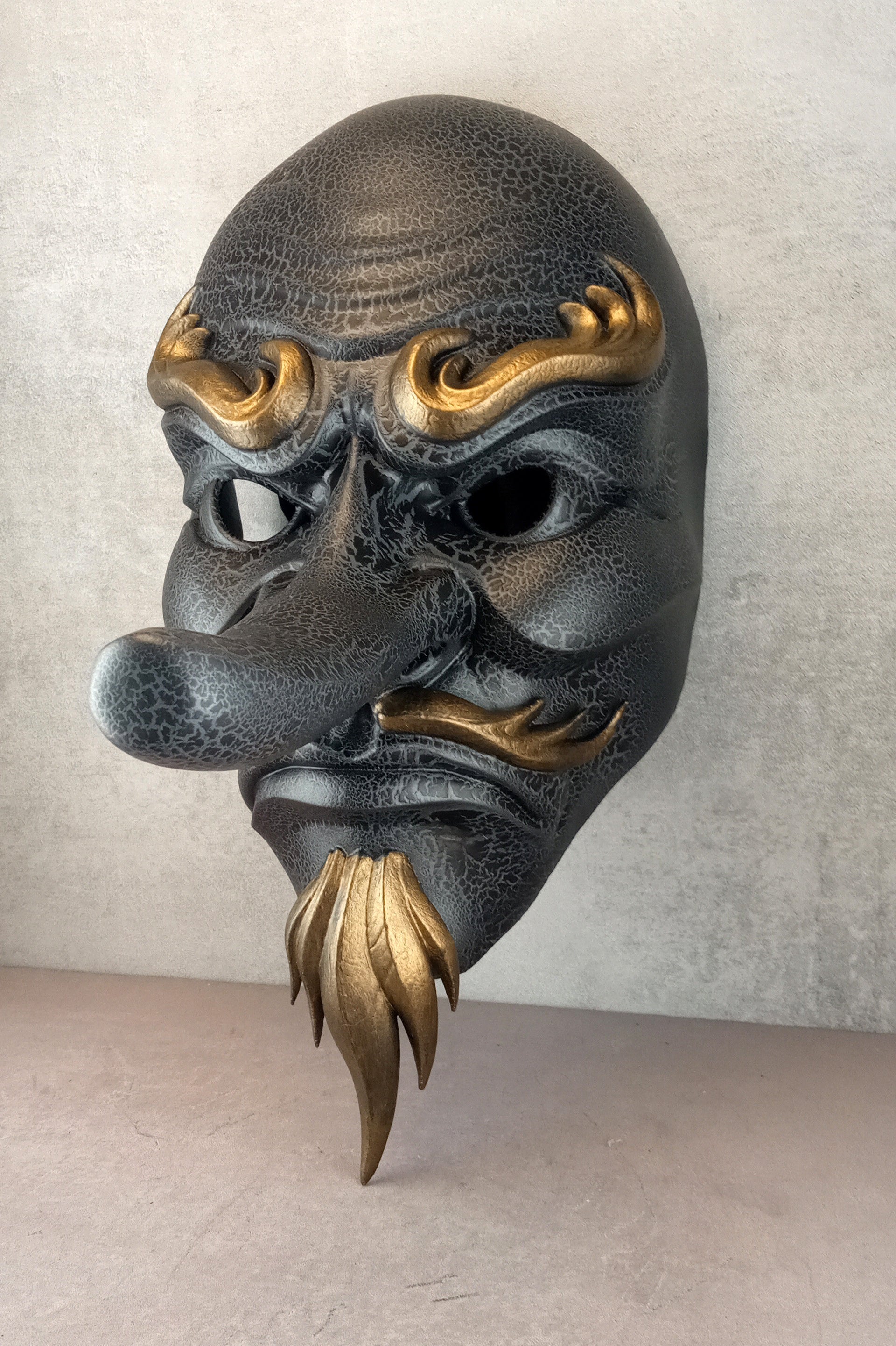 Graue, rissige Tengu-Maske