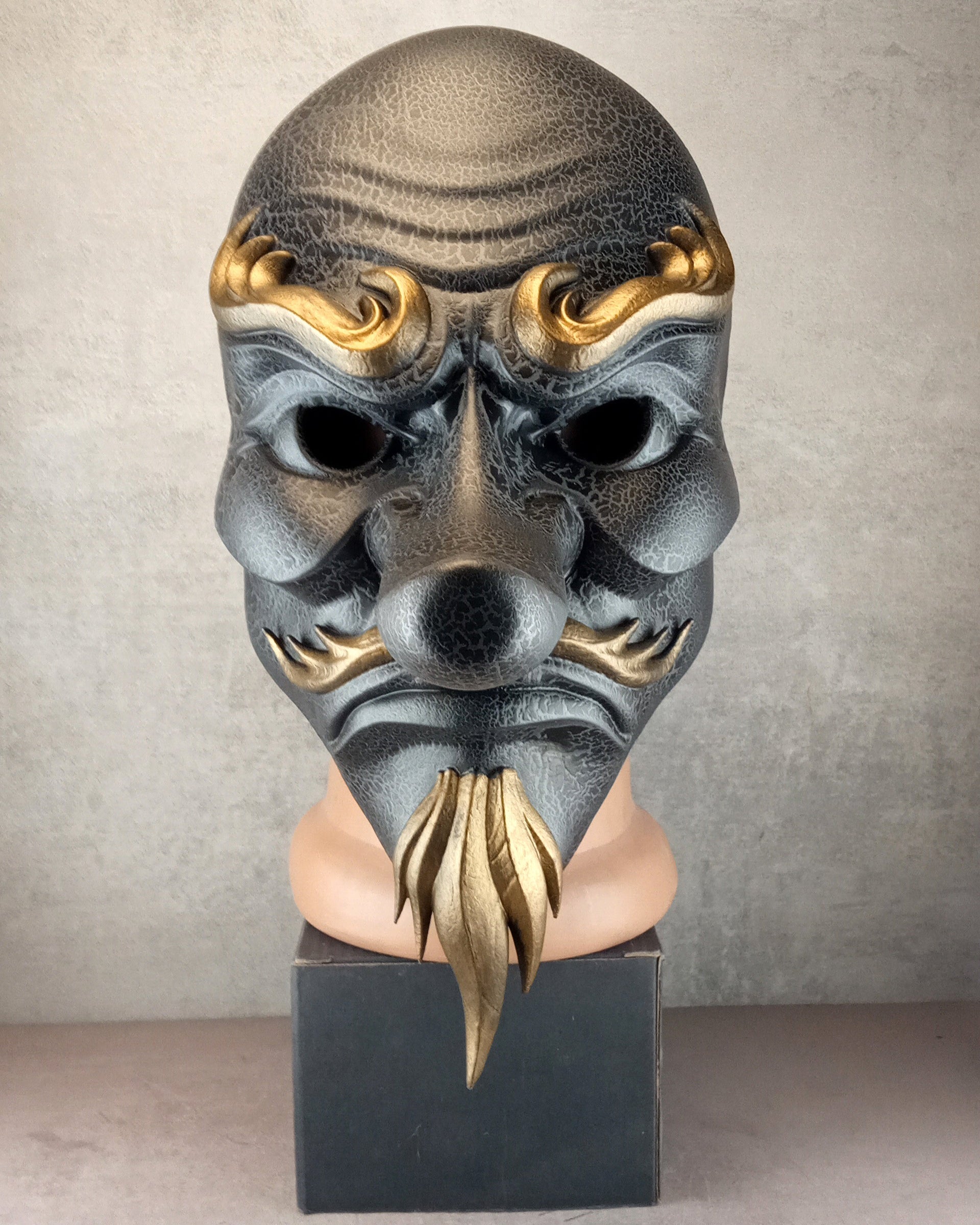 Graue, rissige Tengu-Maske