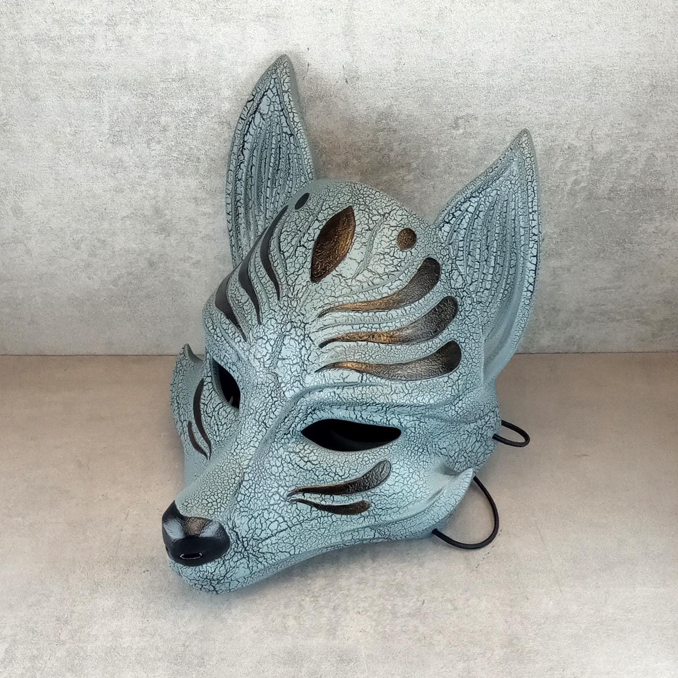 Graue Okami-Maske mit Rissen, graue Kitsune-Maske, traditionelle japanische Maske, Youkai-Maske, Wolfsmaske, Fuchsmaske