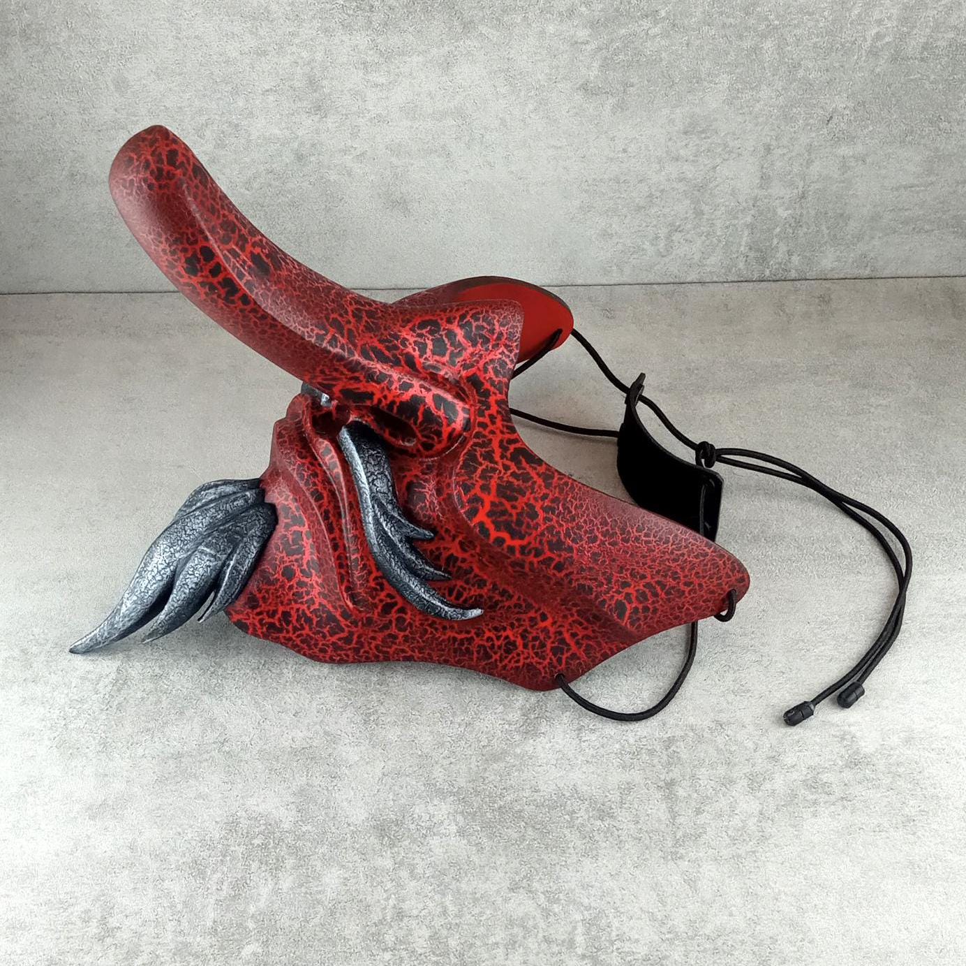 Traditionelle japanische Tengu-Halbmaske – Rot mit Rissen, silbernem Bart und Schnurrbart