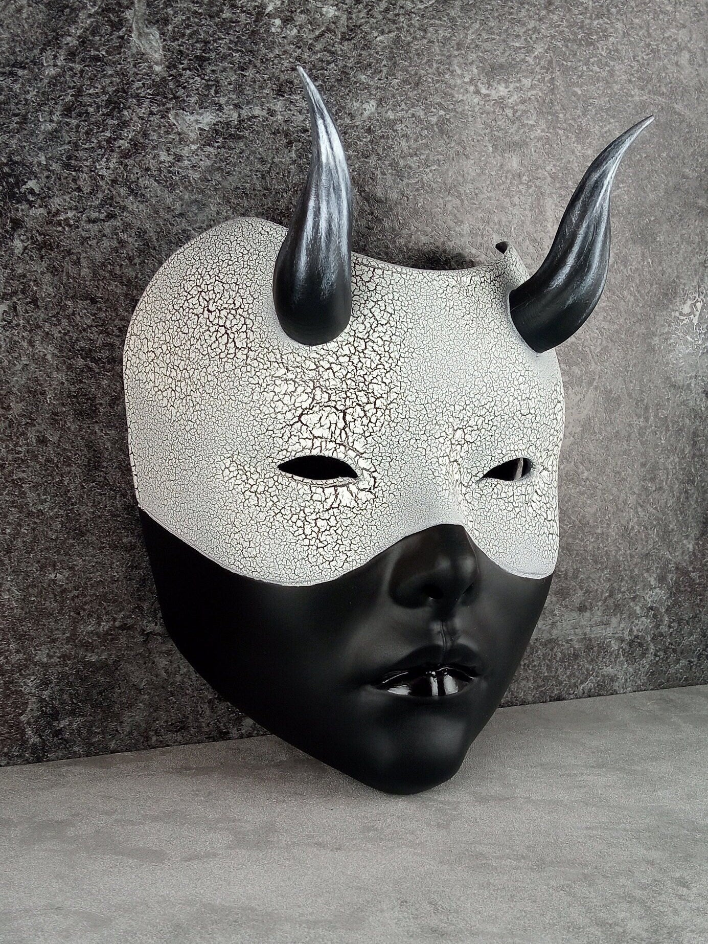 Geisha-Maske, Frauenmaske mit Hörnern, Hexenmaske, japanische Frauenmaske, schwarze Maske