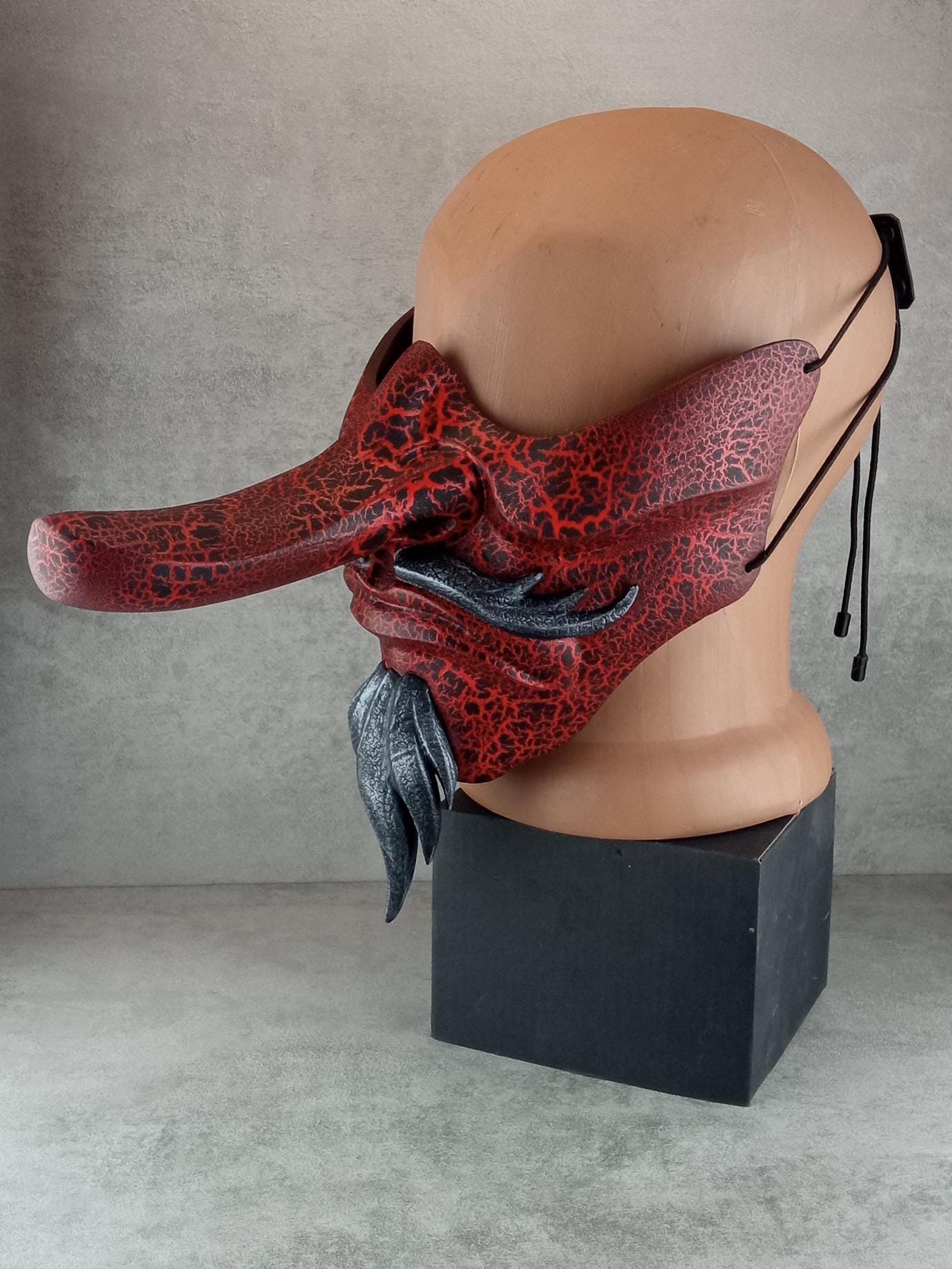 Traditionelle japanische Tengu-Halbmaske – Rot mit Rissen, silbernem Bart und Schnurrbart