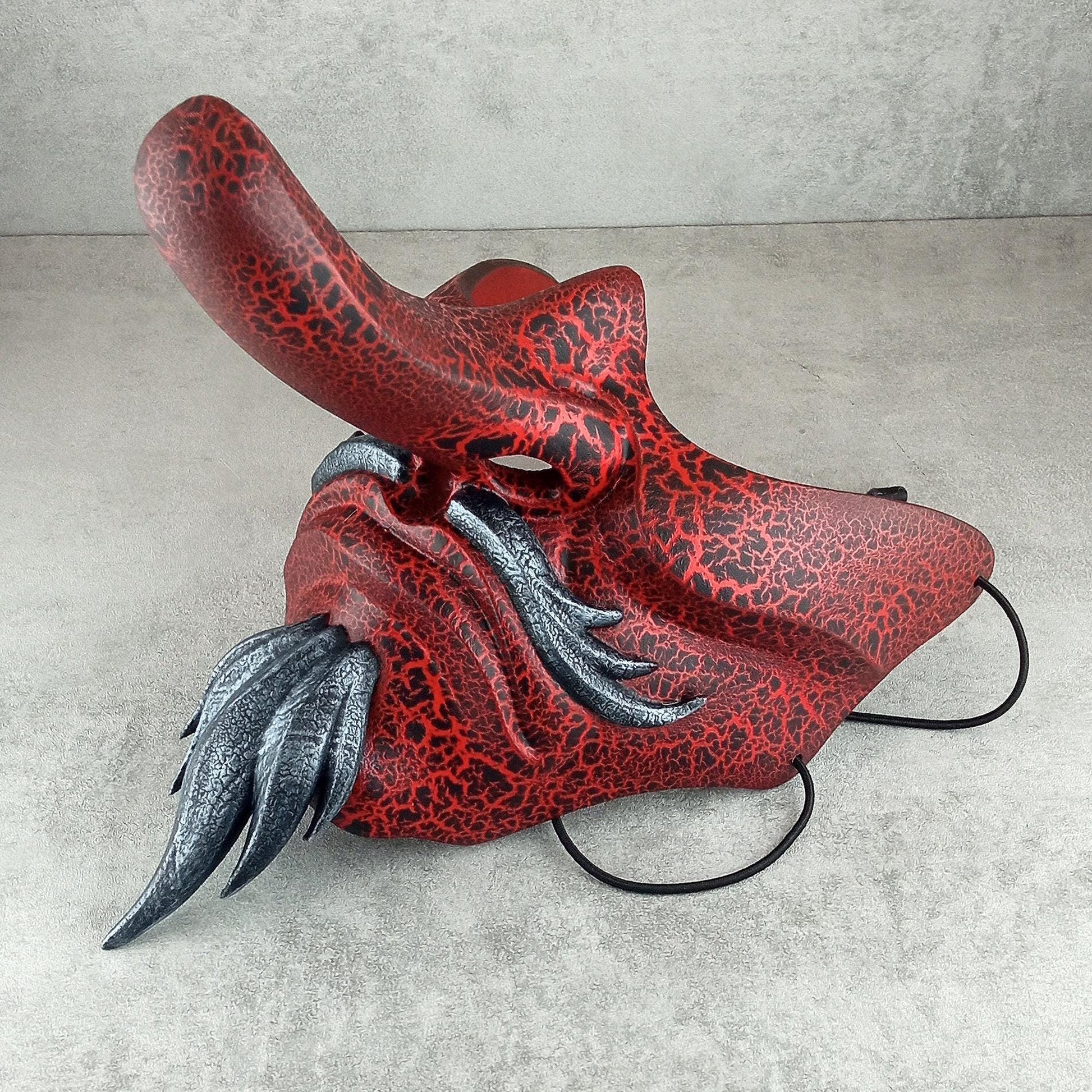 Traditionelle japanische Tengu-Halbmaske – Rot mit Rissen, silbernem Bart und Schnurrbart