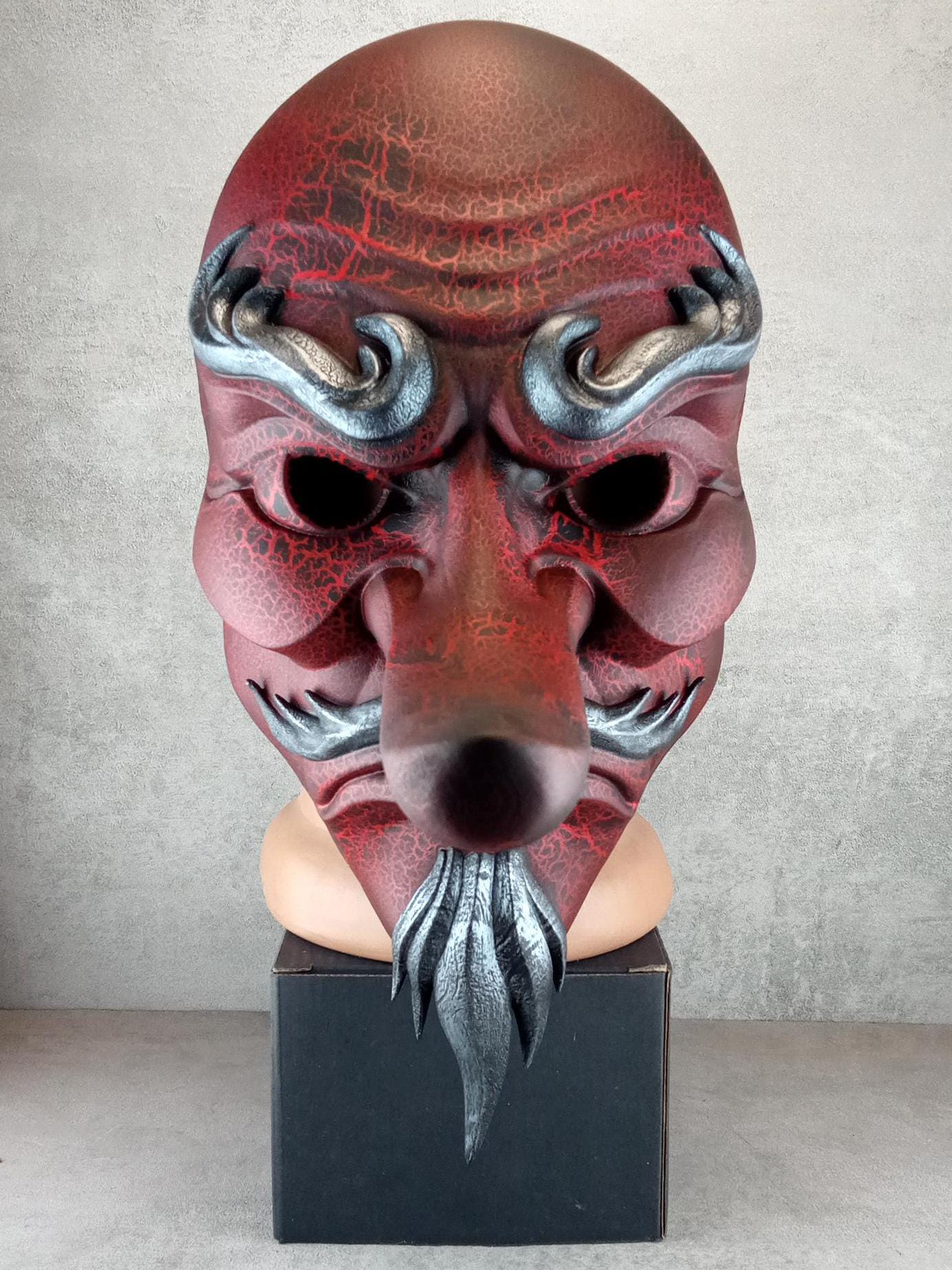 Rote Cracked Tengu-Maske (Vollgesicht)