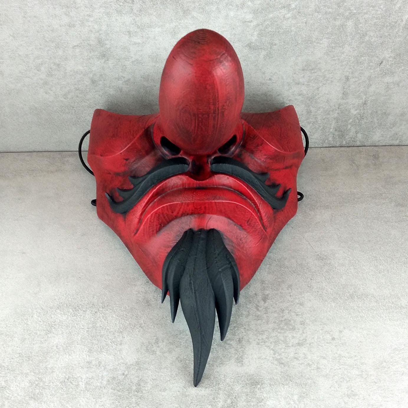 Traditionelle japanische tragbare Tengu-Halbmaske – Rot mit schwarzem Bart und Schnurrbart