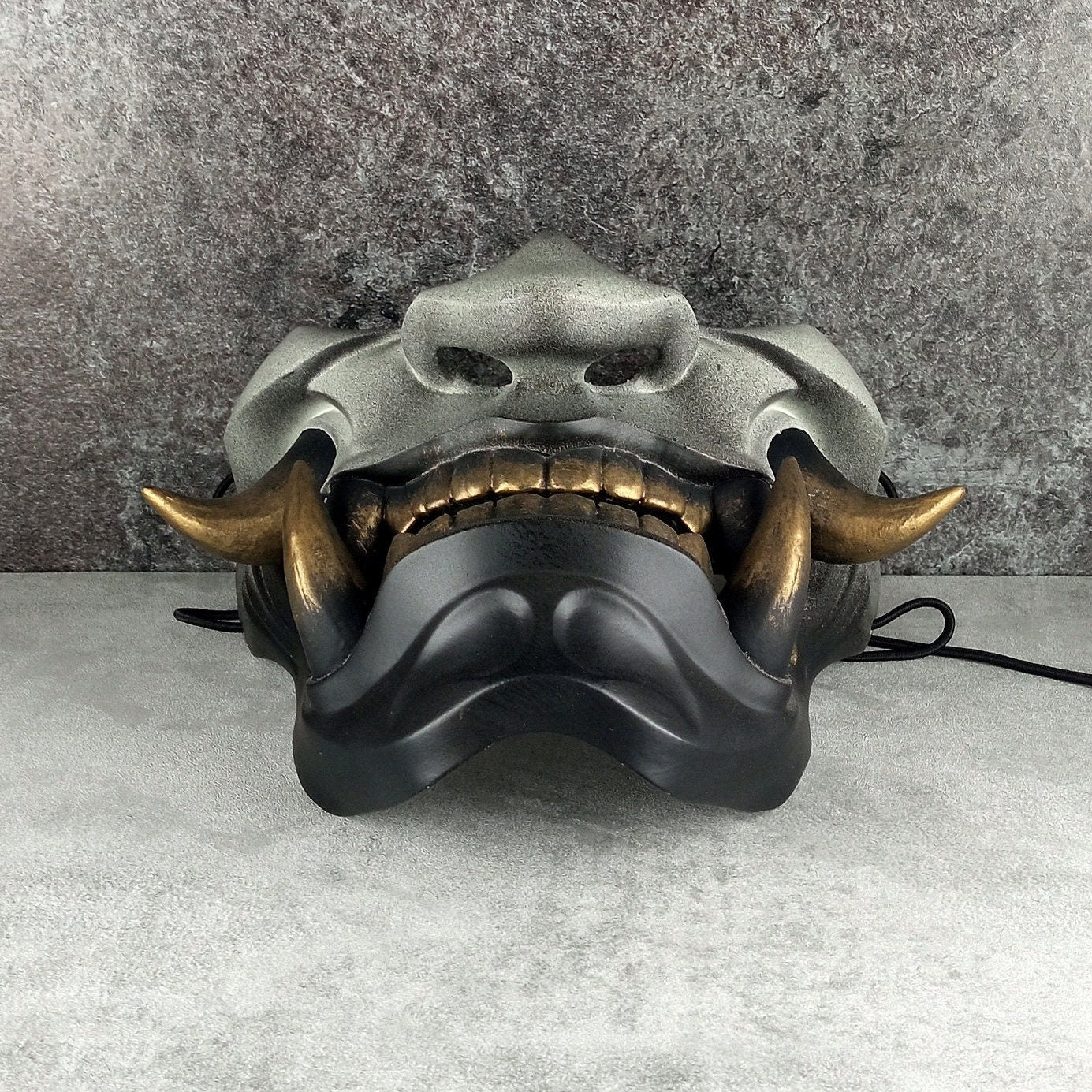 Samurai-Halbmaske – Grau mit schwarzem Kinn und bronzenen Reißzähnen