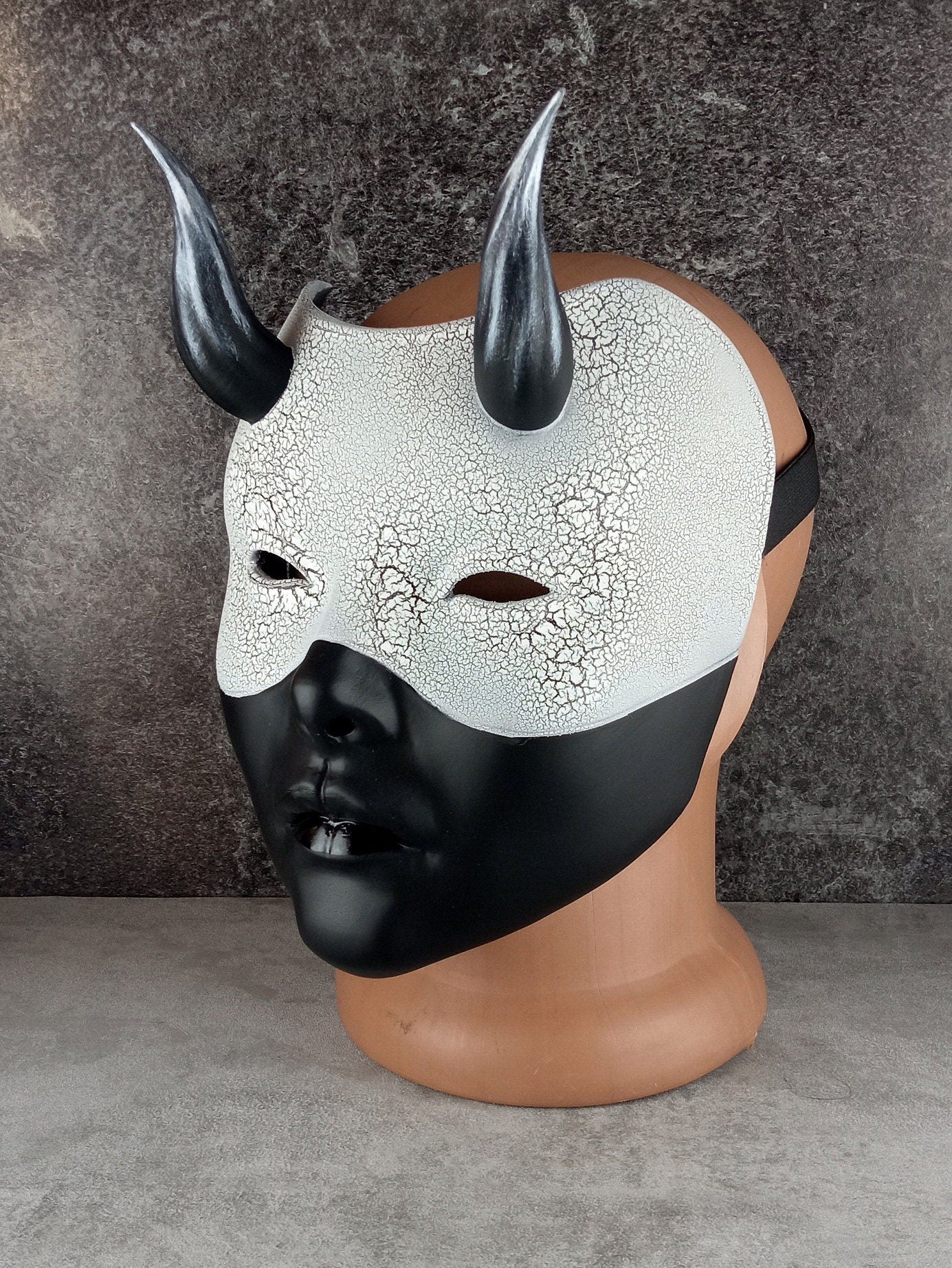 Geisha-Maske, Frauenmaske mit Hörnern, Hexenmaske, japanische Frauenmaske, schwarze Maske
