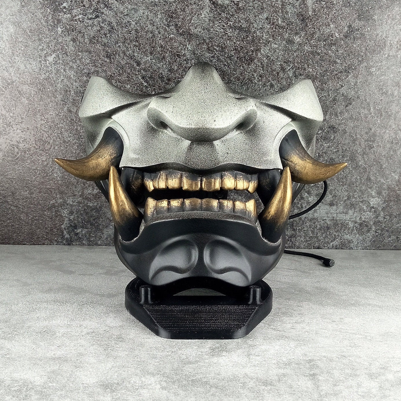 Samurai-Halbmaske – Grau mit schwarzem Kinn und bronzenen Reißzähnen
