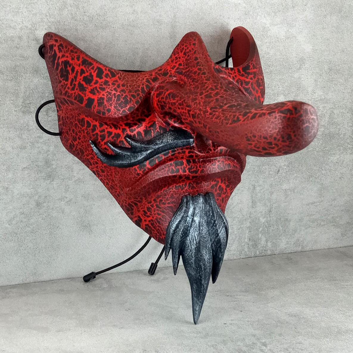 Traditionelle japanische Tengu-Halbmaske – Rot mit Rissen, silbernem Bart und Schnurrbart