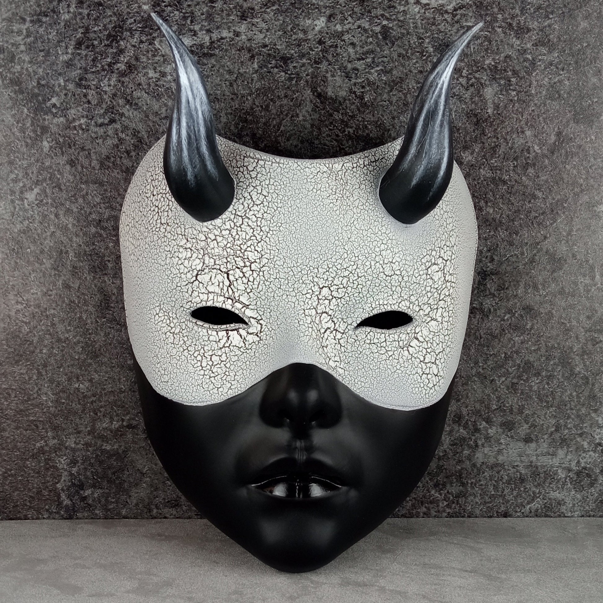 Geisha-Maske, Frauenmaske mit Hörnern, Hexenmaske, japanische Frauenmaske, schwarze Maske