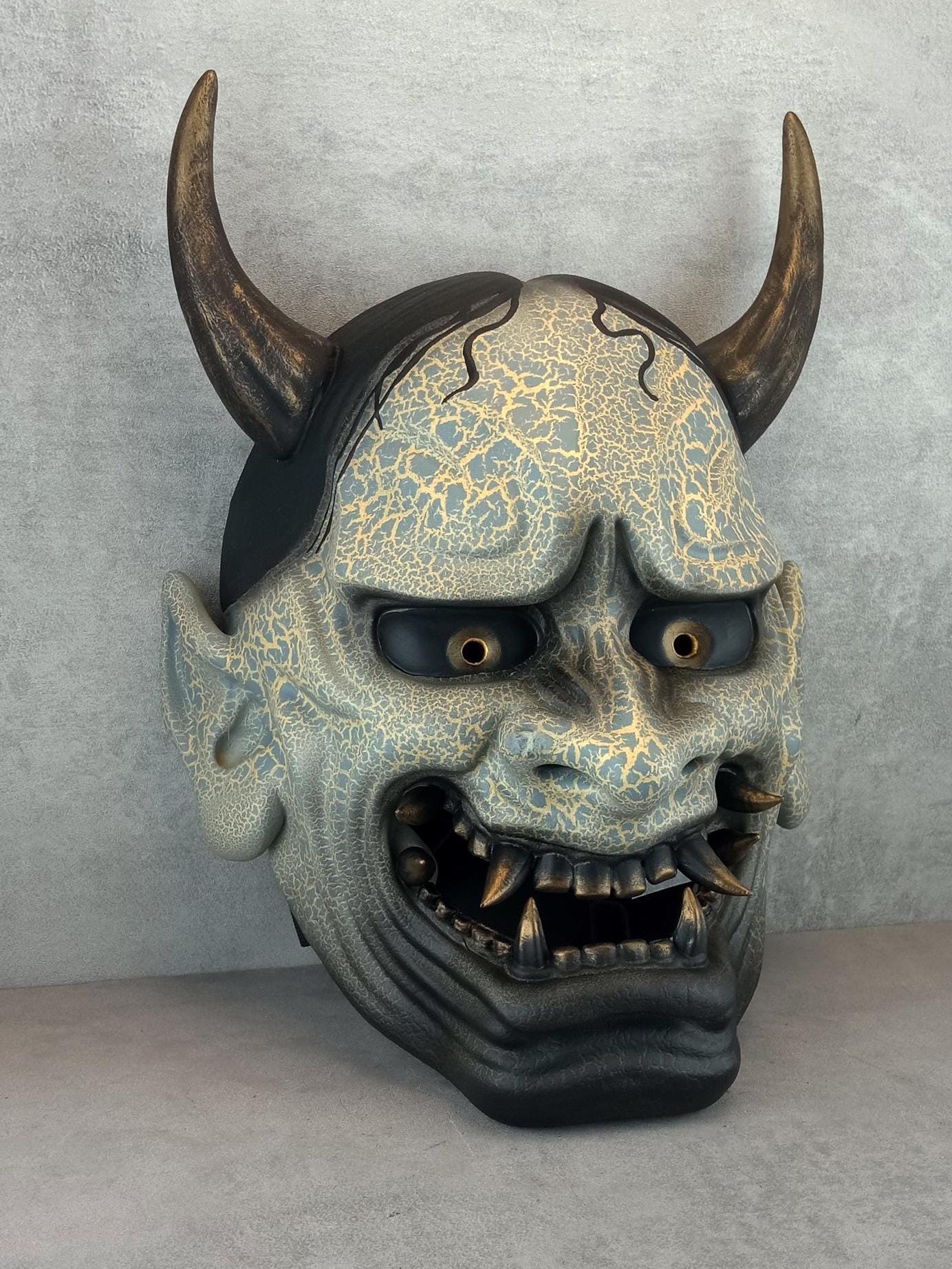 Traditionelle Hannya-Maske mit grauen Rissen