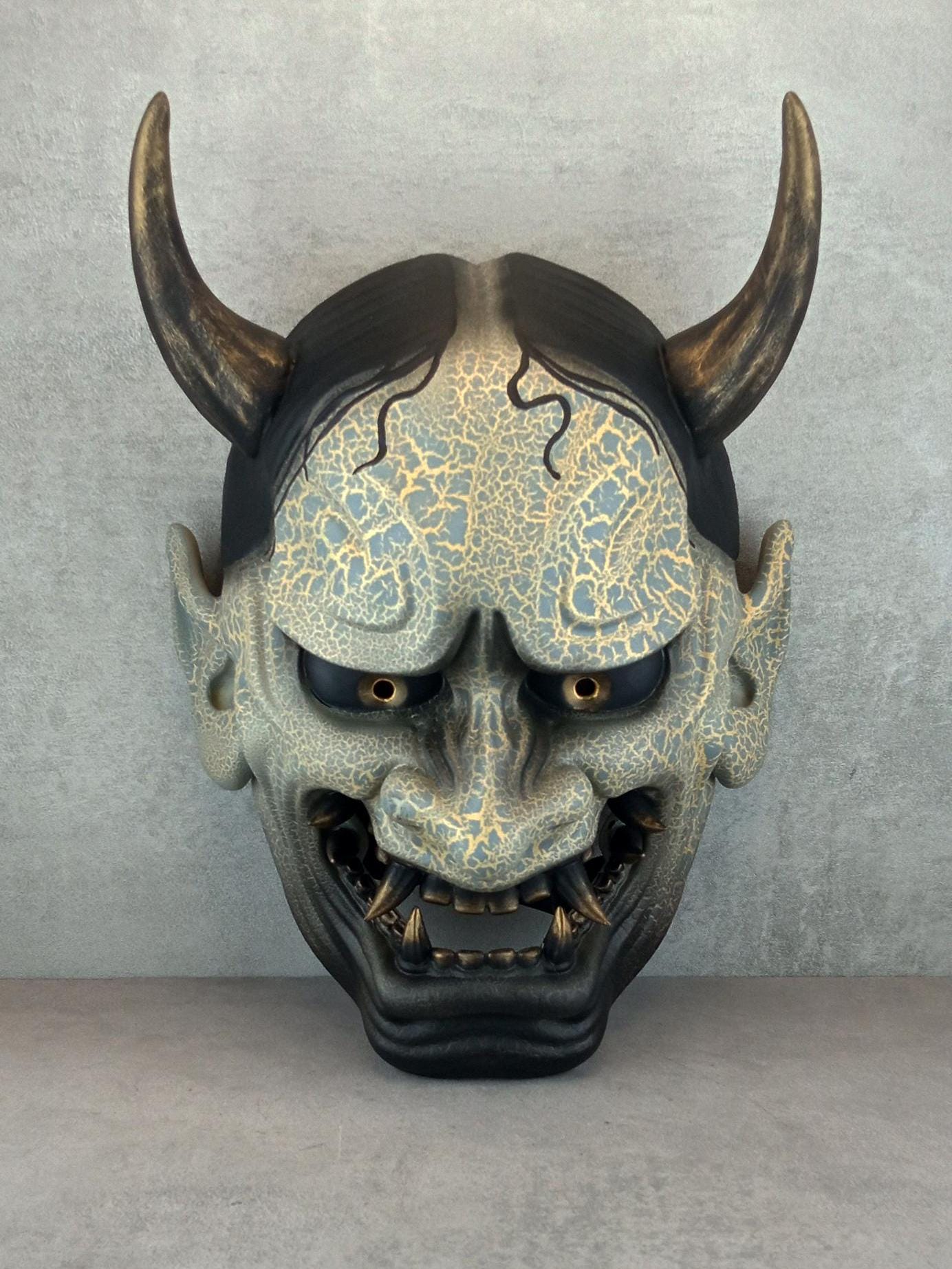 Traditionelle Hannya-Maske mit grauen Rissen