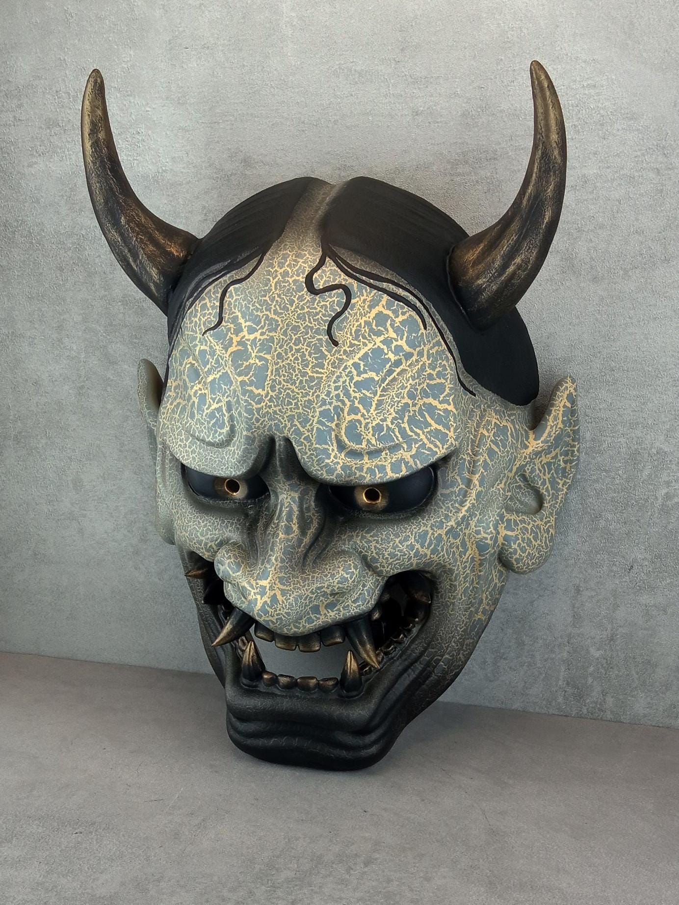 Traditionelle Hannya-Maske mit grauen Rissen