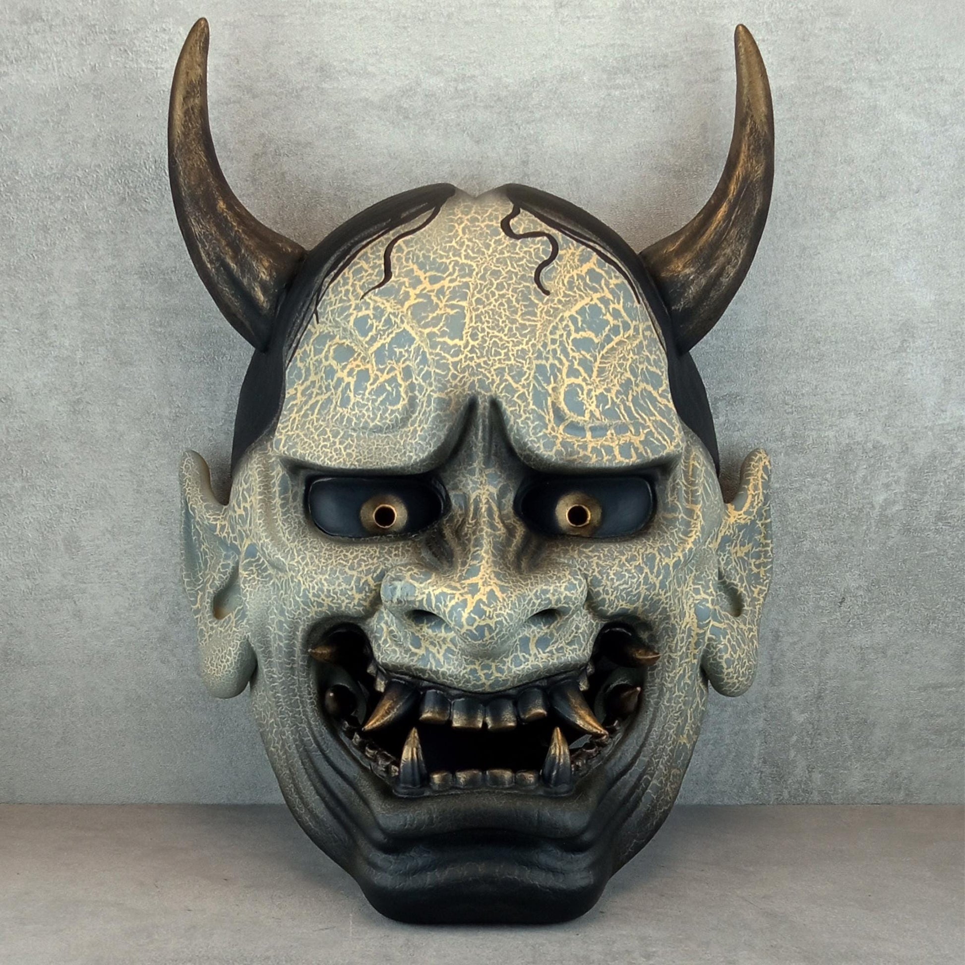 Traditionelle Hannya-Maske mit grauen Rissen