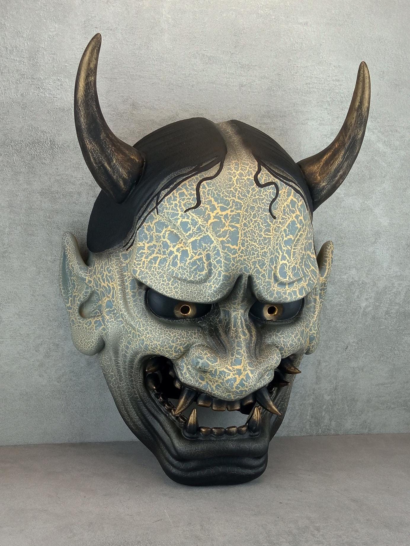 Traditionelle Hannya-Maske mit grauen Rissen