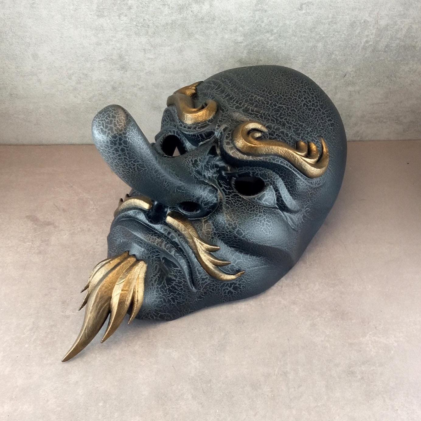 Graue, rissige Tengu-Maske