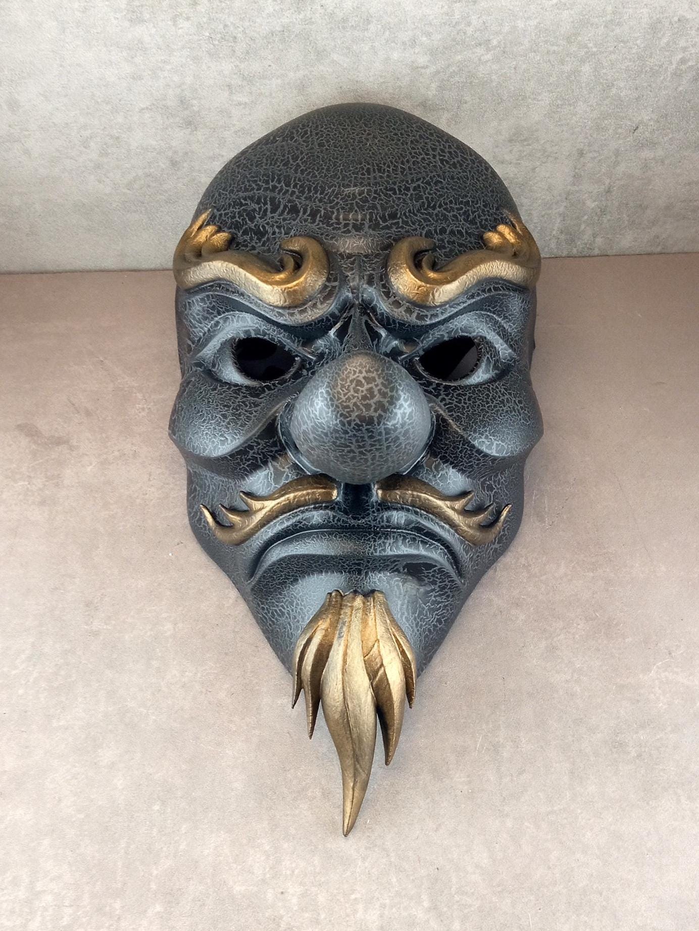 Graue, rissige Tengu-Maske