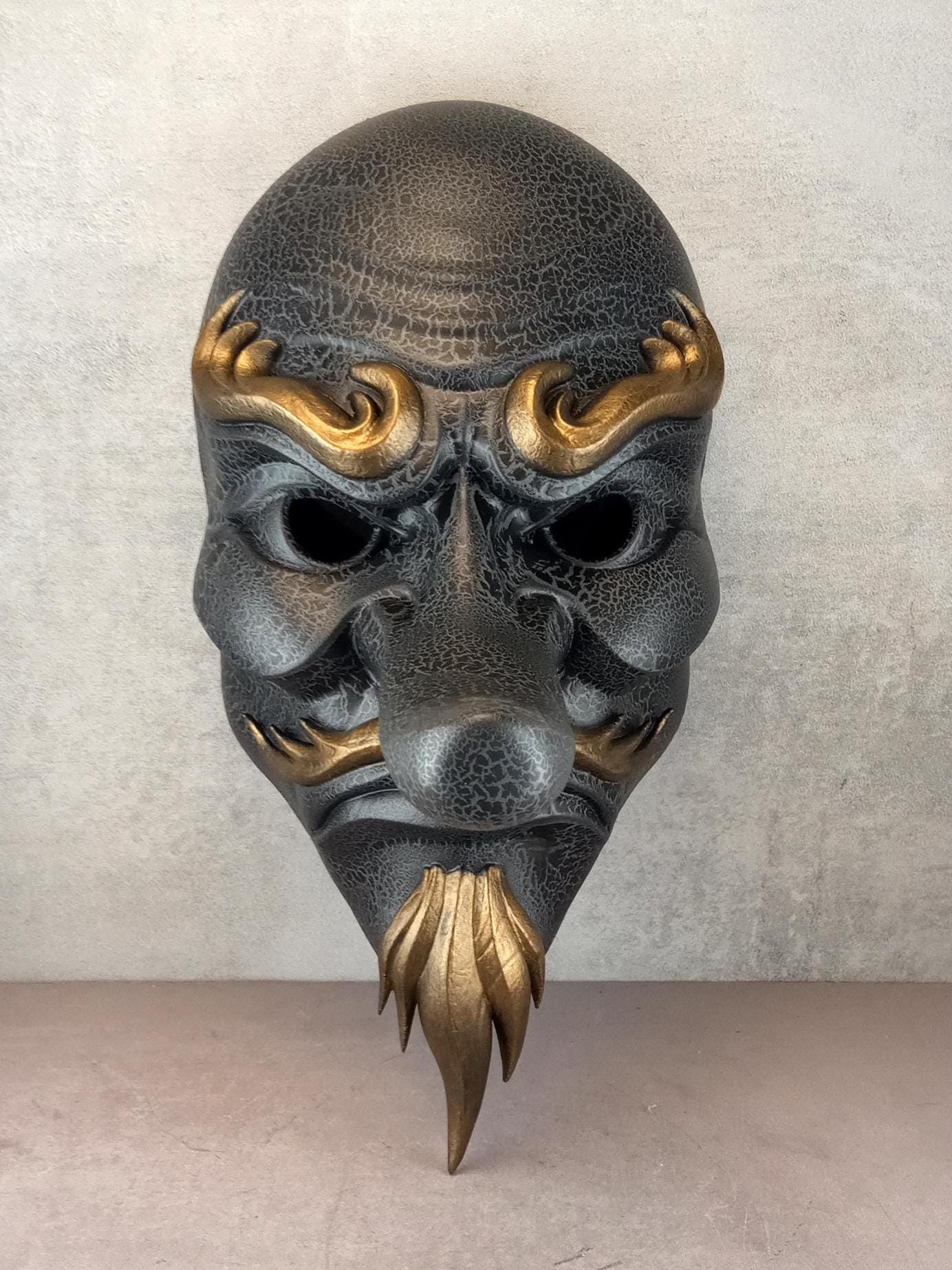 Graue, rissige Tengu-Maske