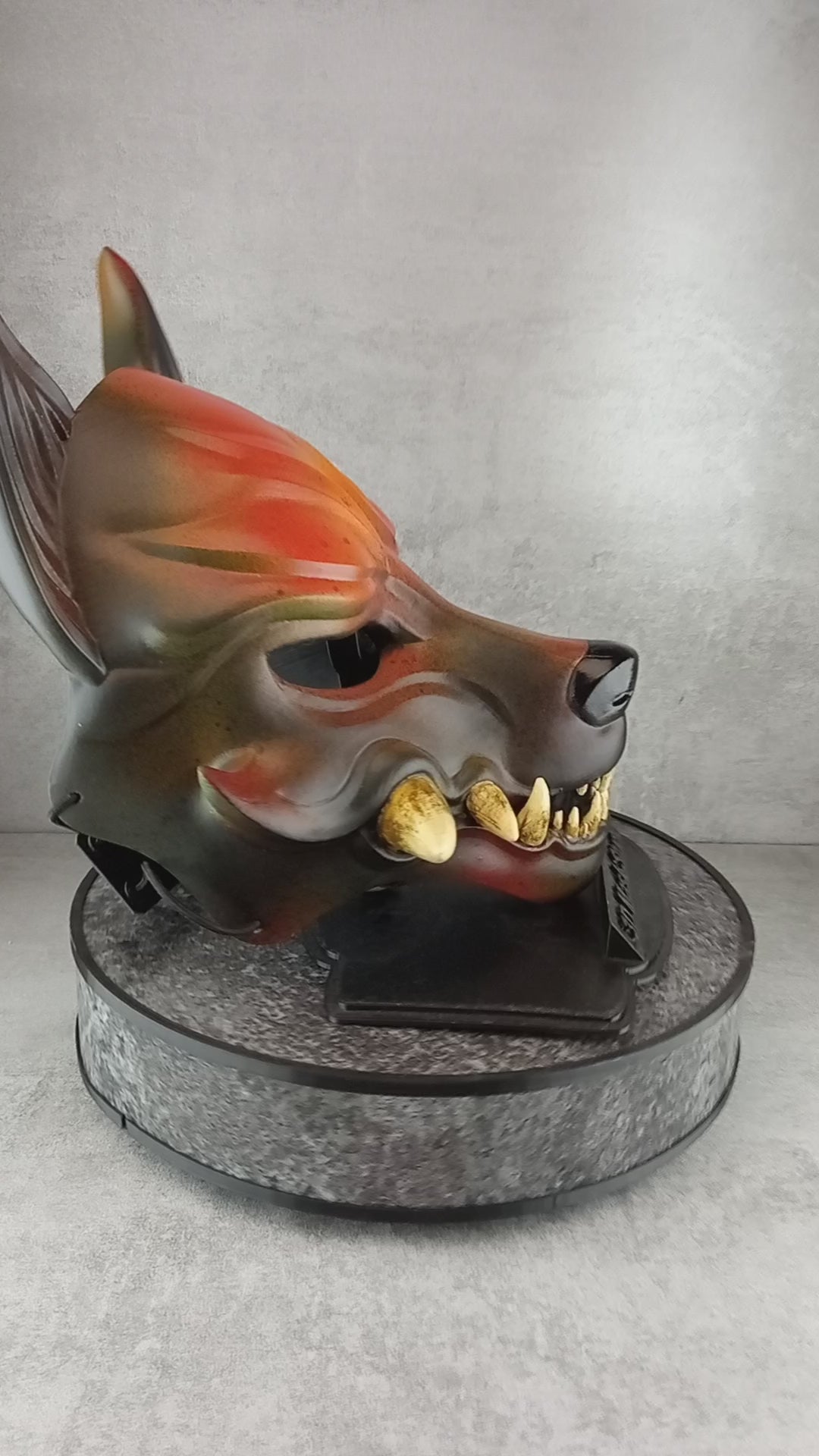 Fuchsgeistmaske – Rostgrauer Kitsune (Okami) mit natürlichen Reißzähnen