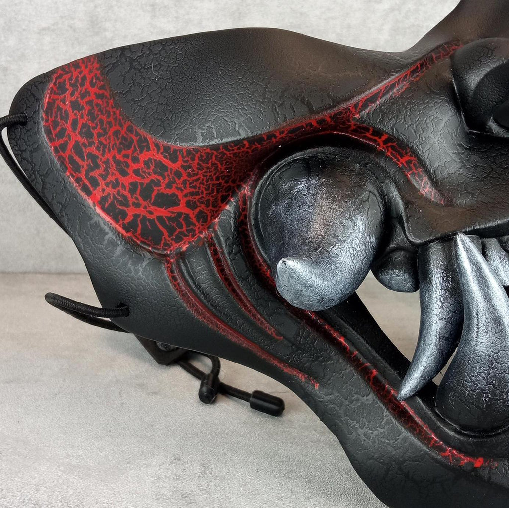 Traditionelle Samurai-Halbmaske – „Schwelende Flamme“ (Rot &amp; Schwarz)