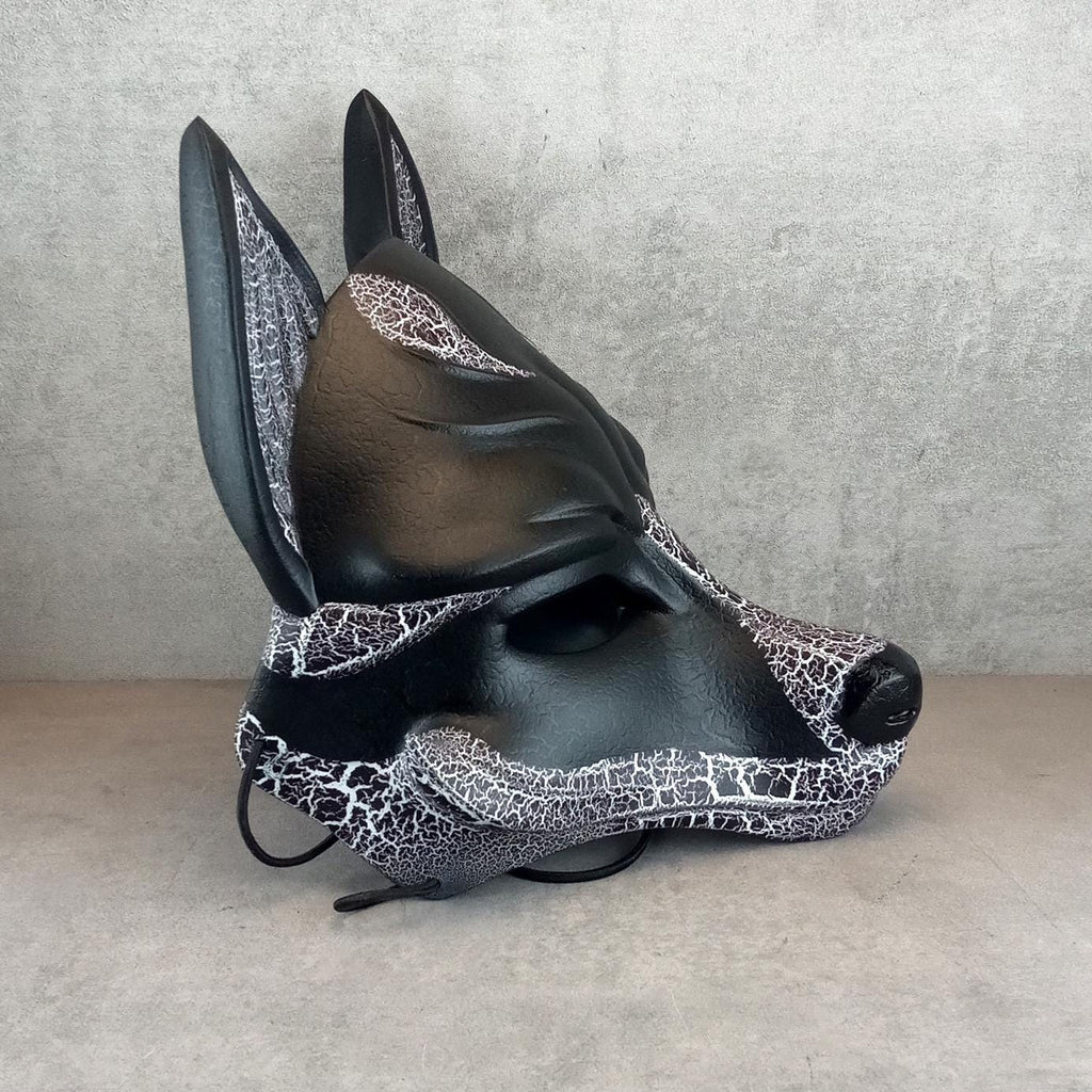 Schwarz-weiße gesprungene Kitsune-Halbmaske (Okami-Stil) – handgefertigte Fuchsgeist-Maske